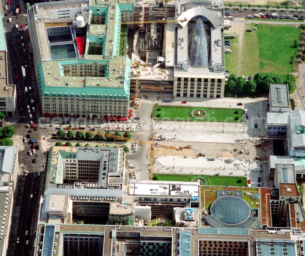 Berlin/Tiergarten from the bird's eye view: Baustellen am Pariser Platz mit Brandenburger Tor