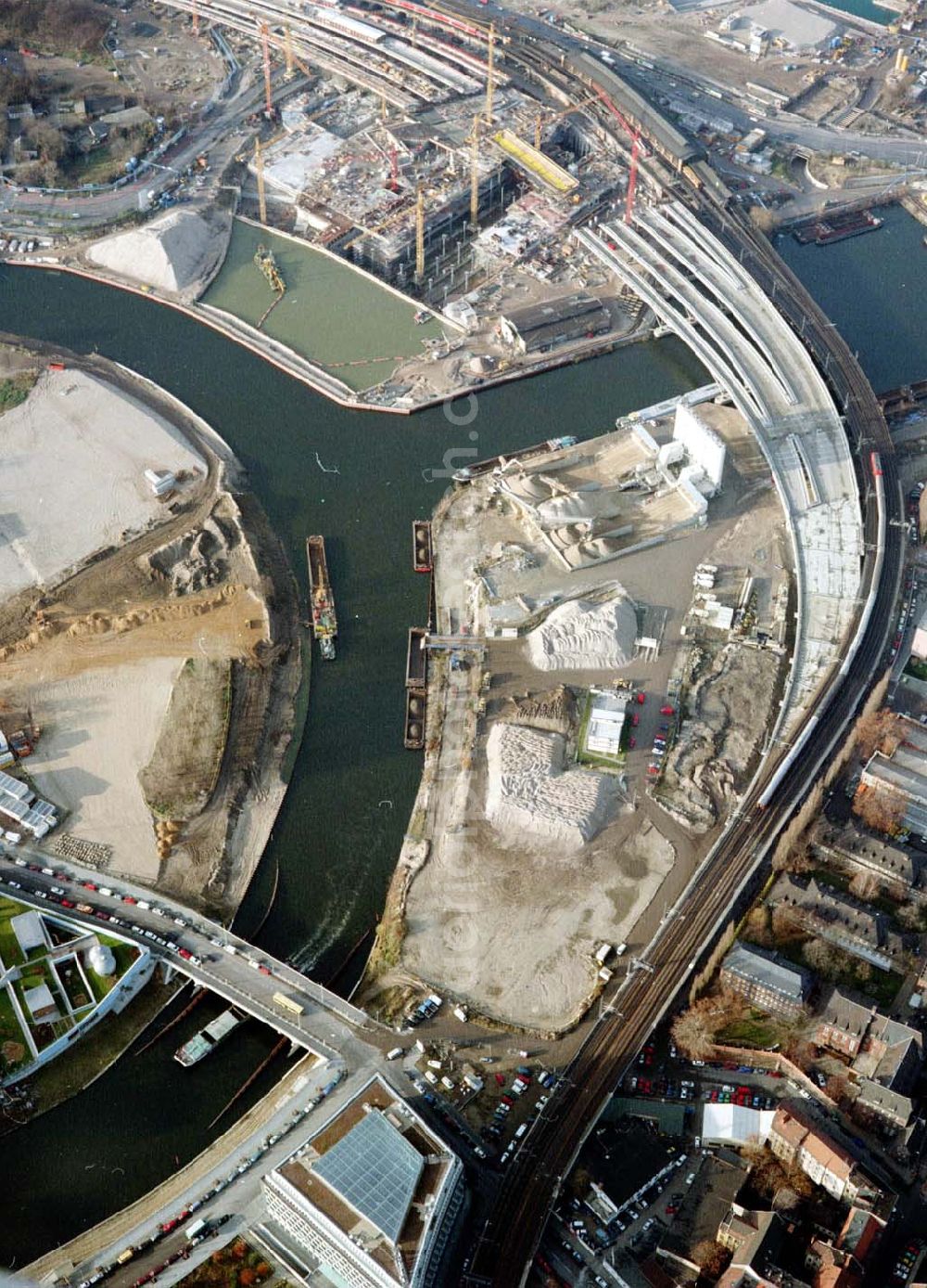 Berlin from above - Baustellen am Regierungsviertel am Spreebogen im Bereich der Kronprinzenbrücke zwischen Mitte und Tiergarten.