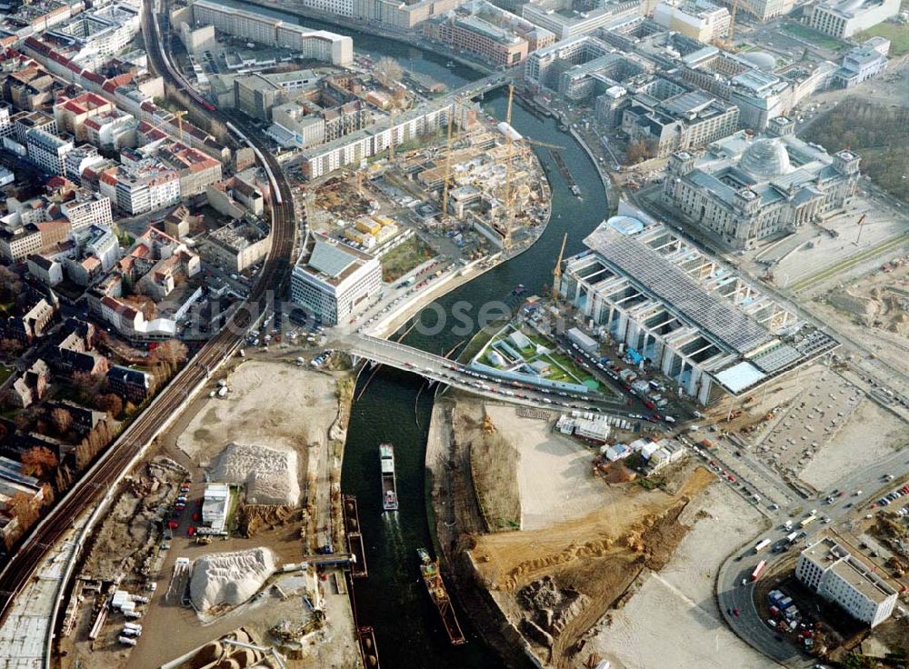 Berlin from above - Baustellen am Regierungsviertel am Spreebogen im Bereich der Kronprinzenbrücke zwischen Mitte und Tiergarten.