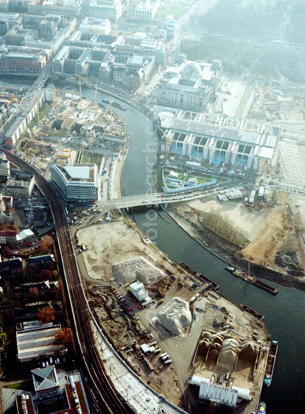 Berlin from the bird's eye view: Baustellen am Regierungsviertel am Spreebogen im Bereich der Kronprinzenbrücke zwischen Mitte und Tiergarten.