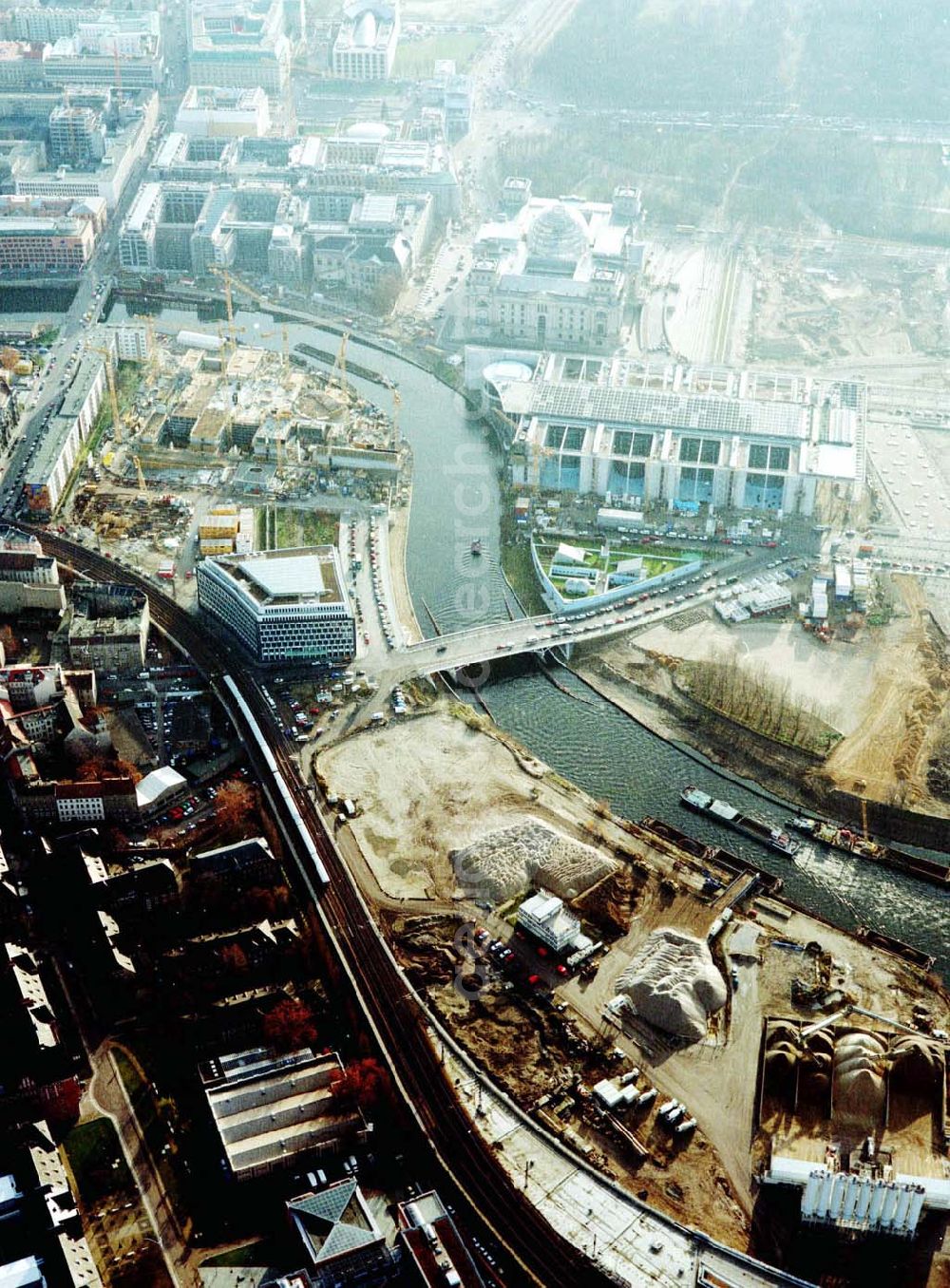 Berlin from above - Baustellen am Regierungsviertel am Spreebogen im Bereich der Kronprinzenbrücke zwischen Mitte und Tiergarten.