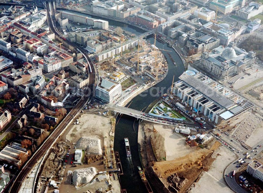 Berlin from the bird's eye view: Baustellen am Regierungsviertel am Spreebogen im Bereich der Kronprinzenbrücke zwischen Mitte und Tiergarten.