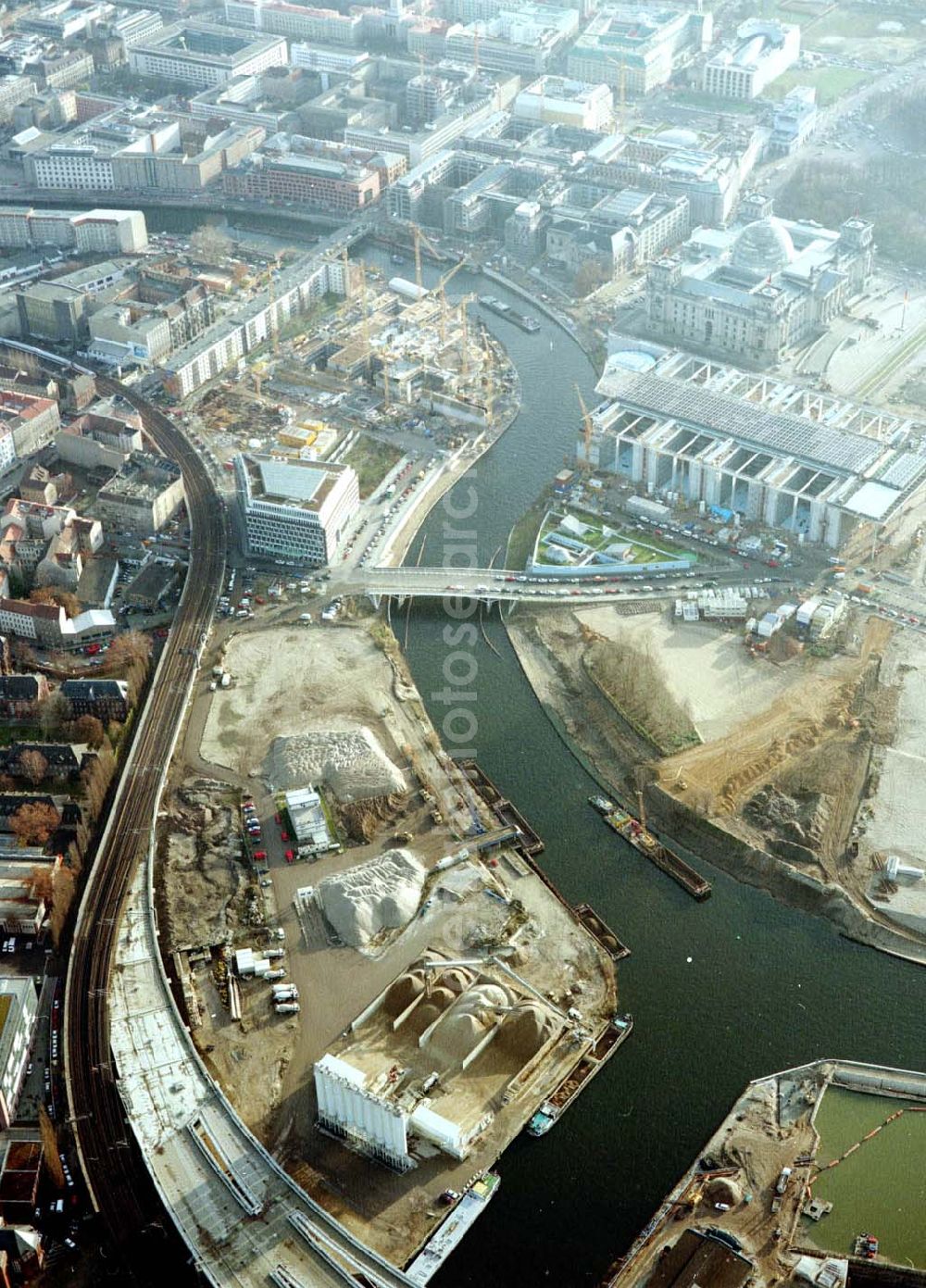 Berlin from above - Baustellen am Regierungsviertel am Spreebogen im Bereich der Kronprinzenbrücke zwischen Mitte und Tiergarten.