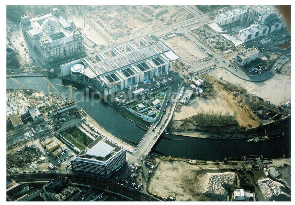 Berlin from the bird's eye view: Baustellen am Regierungsviertel am Spreebogen im Bereich der Kronprinzenbrücke zwischen Mitte und Tiergarten.