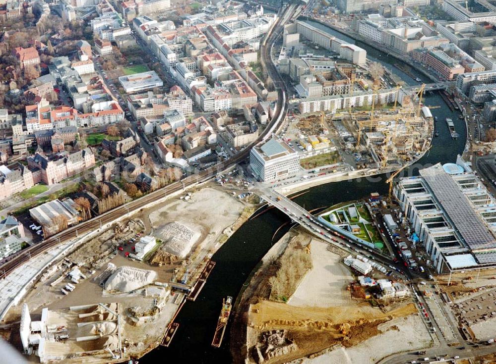 Berlin from above - Baustellen am Regierungsviertel am Spreebogen im Bereich der Kronprinzenbrücke zwischen Mitte und Tiergarten.