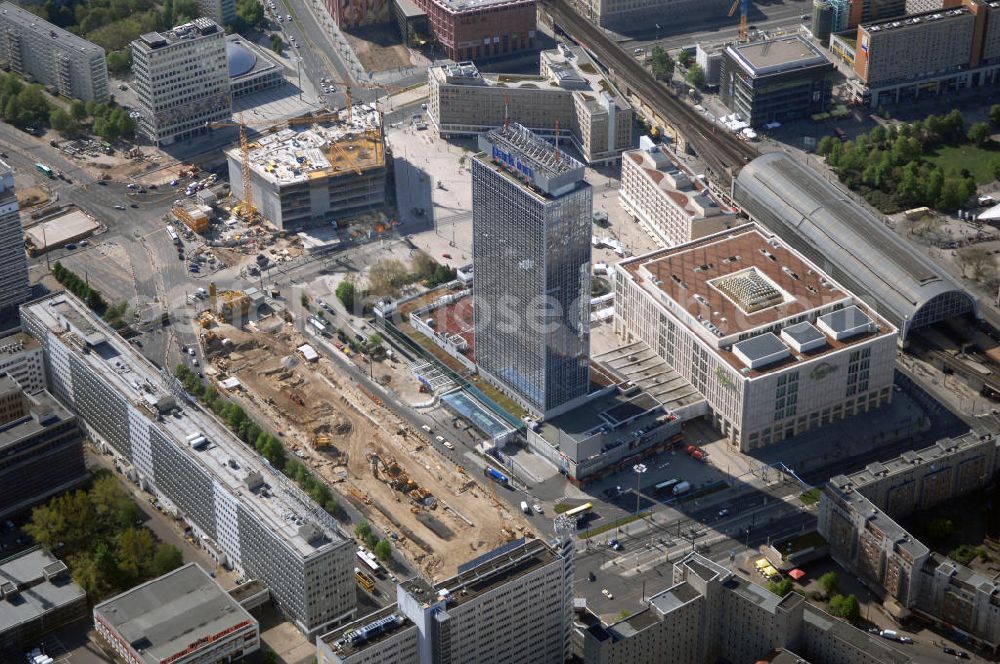 Berlin from the bird's eye view: Blick auf die Baustellen rund um den Berliner Alexanderplatz am Fernsehturm mit dem park in Hotelhochaus und dem Haus des Lehrers, sowie der Baustelle zum neuen Shopping-Center Die Mitte.