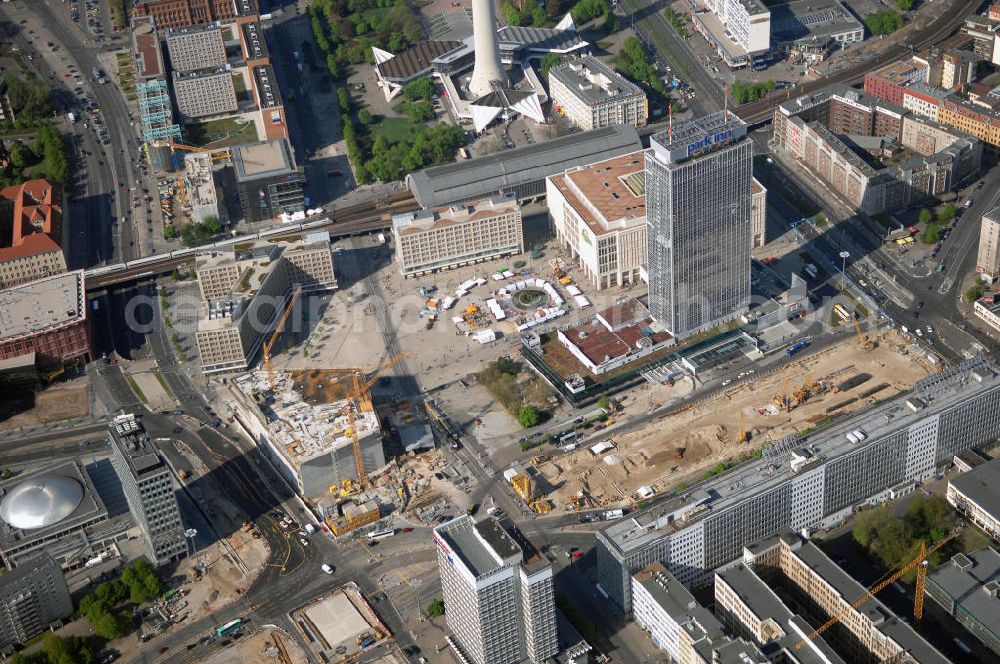 Berlin from the bird's eye view: Blick auf die Baustellen rund um den Berliner Alexanderplatz am Fernsehturm mit dem park in Hotelhochaus und dem Haus des Lehrers, sowie der Baustelle zum neuen Shopping-Center Die Mitte.