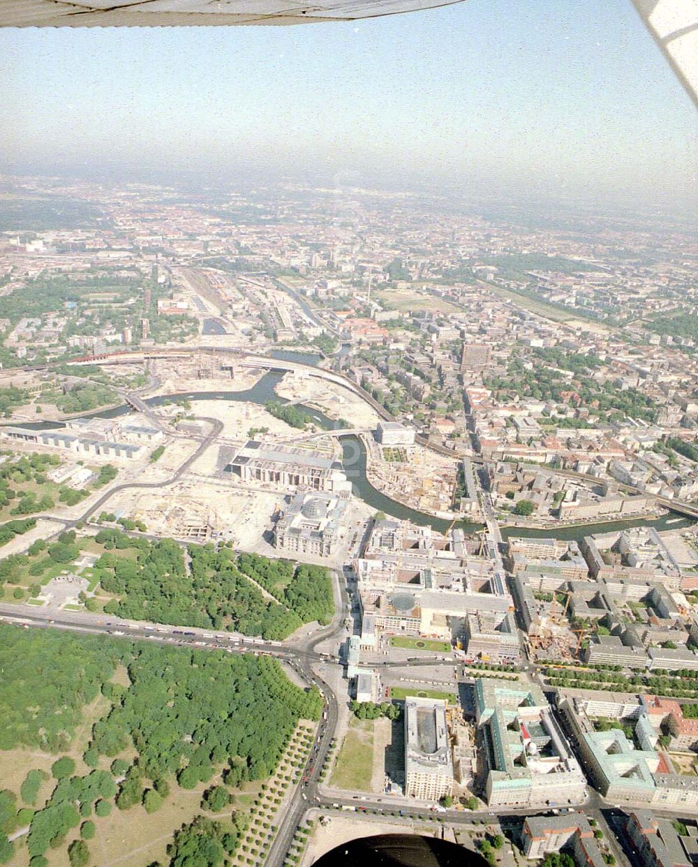 Aerial photograph Berlin - Tiergarten - Baustellen am Spreebogen / Regierungsviertel mit dem Berliner Reichstag.