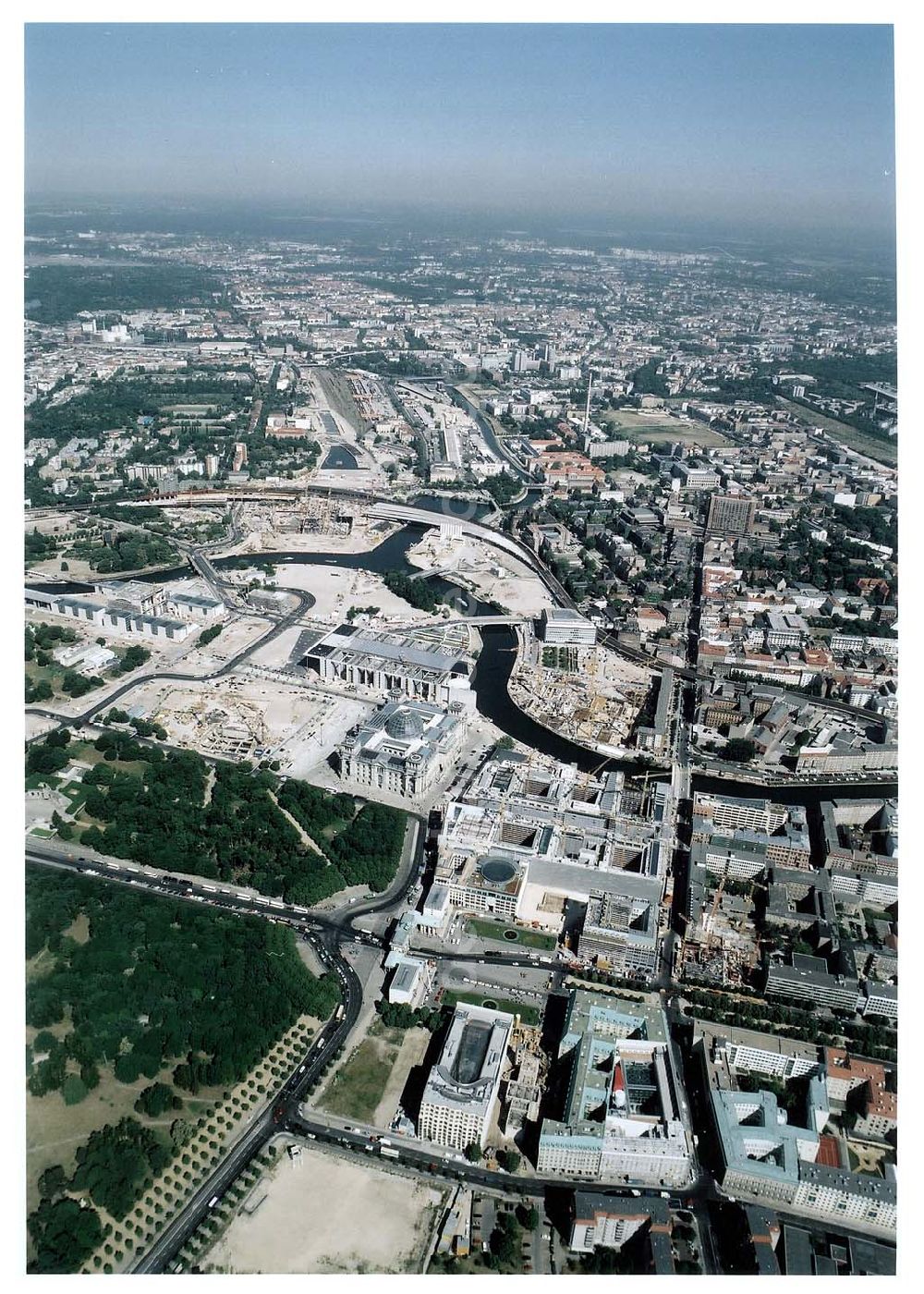 Berlin - Tiergarten from above - Baustellen am Spreebogen / Regierungsviertel mit dem Berliner Reichstag.