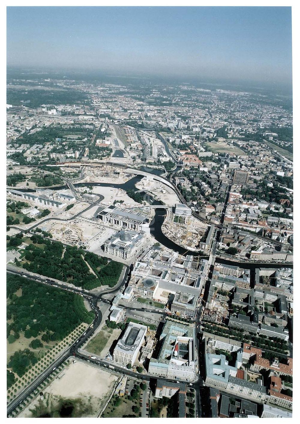 Berlin - Tiergarten from the bird's eye view: Baustellen am Spreebogen / Regierungsviertel mit dem Berliner Reichstag.