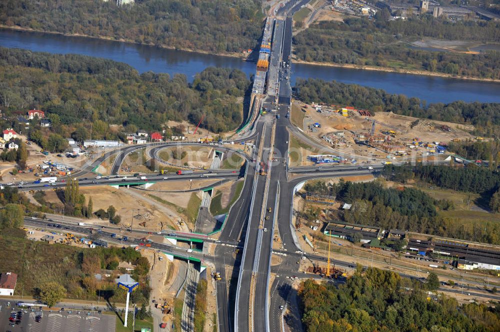 Aerial photograph Warschau / Warszawa / Warsaw - Baustellen der Stadtautobahn am Knoten Pulowka und der Nordbrücke über die Weichsel in Warschau. Die Nordbrücke im Hintergrund soll zusammen mit der neuen Autobahn die durch die Weichsel getrennte Hauptstadt Polens verbinden. Projektleiter ist das deutsche Ingenieurbüro Schüßler - Plan. Look at the construction site of the nodes Pulkova in Warsaw. The north brigde in the background will connect the two different districts of Warsaw. Project Manager is the business plan Schuessler.