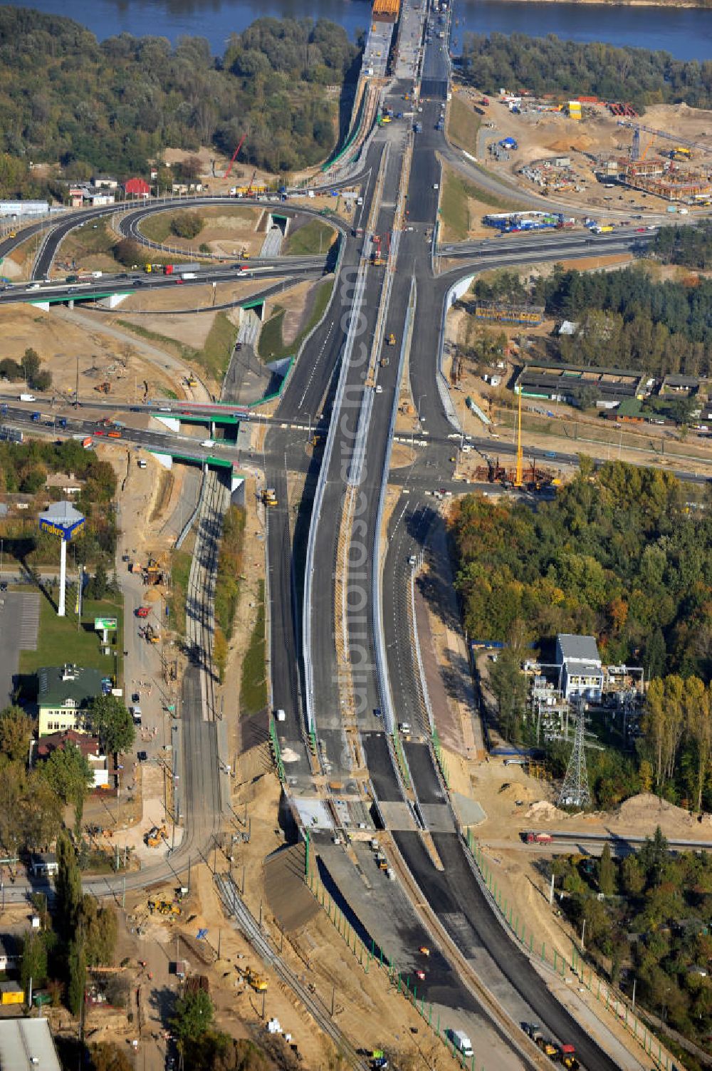 Warschau / Warszawa / Warsaw from above - Baustellen der Stadtautobahn am Knoten Pulowka und der Nordbrücke über die Weichsel in Warschau. Die Nordbrücke im Hintergrund soll zusammen mit der neuen Autobahn die durch die Weichsel getrennte Hauptstadt Polens verbinden. Projektleiter ist das deutsche Ingenieurbüro Schüßler - Plan. Look at the construction site of the nodes Pulkova in Warsaw. The north brigde in the background will connect the two different districts of Warsaw. Project Manager is the business plan Schuessler.