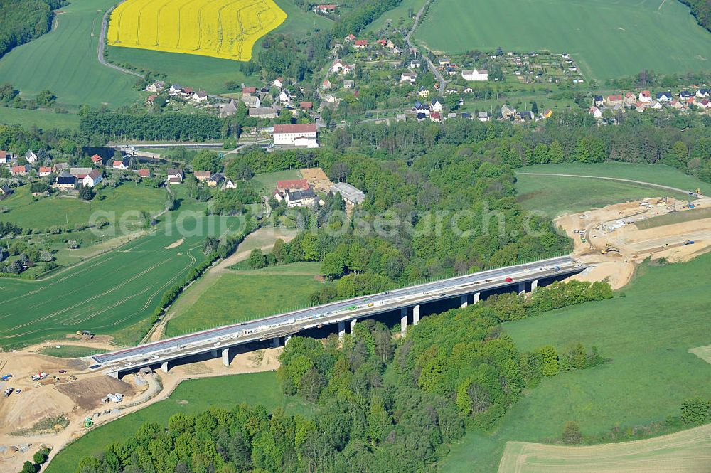 Aerial image Tauscha - Blick auf die Baustellen zum Neubau der Bundesautobahn BAB A 72. Verschiedene Brückenbauwerke und Viadukte kennzeichnen den von Höhenunterschieden und Querungen der Bundesstraße B 95 und B 175 geprägten Verlauf des Baufeldes. Die heute Bundesautobahn 72 (Abkürzung: BAB 72) – Kurzform: Autobahn 72 (Abkürzung: A 72) – genannte Strecke sollte ursprünglich das Dreieck Bayerisches Vogtland (A 9) mit der heutigen A 4 verbinden, wurde aber Anfang der 1940er Jahre nicht vollständig fertiggestellt. Das Vorhaben ist ein Projekt der DEGES Deutsche Einheit Fernstraßenplanungs- und -bau GmbH. Construction sites for new construction of the motorway BAB A72 at Penig in Saxony.