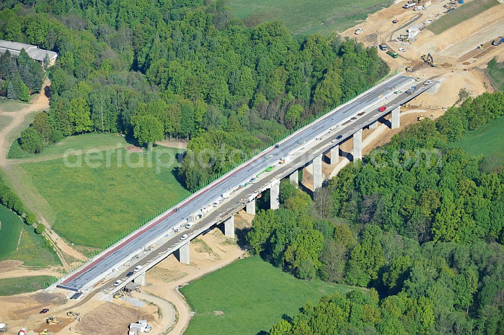 Aerial photograph Tauscha - Blick auf die Baustellen zum Neubau der Bundesautobahn BAB A 72. Verschiedene Brückenbauwerke und Viadukte kennzeichnen den von Höhenunterschieden und Querungen der Bundesstraße B 95 und B 175 geprägten Verlauf des Baufeldes. Die heute Bundesautobahn 72 (Abkürzung: BAB 72) – Kurzform: Autobahn 72 (Abkürzung: A 72) – genannte Strecke sollte ursprünglich das Dreieck Bayerisches Vogtland (A 9) mit der heutigen A 4 verbinden, wurde aber Anfang der 1940er Jahre nicht vollständig fertiggestellt. Das Vorhaben ist ein Projekt der DEGES Deutsche Einheit Fernstraßenplanungs- und -bau GmbH. Construction sites for new construction of the motorway BAB A72 at Penig in Saxony.