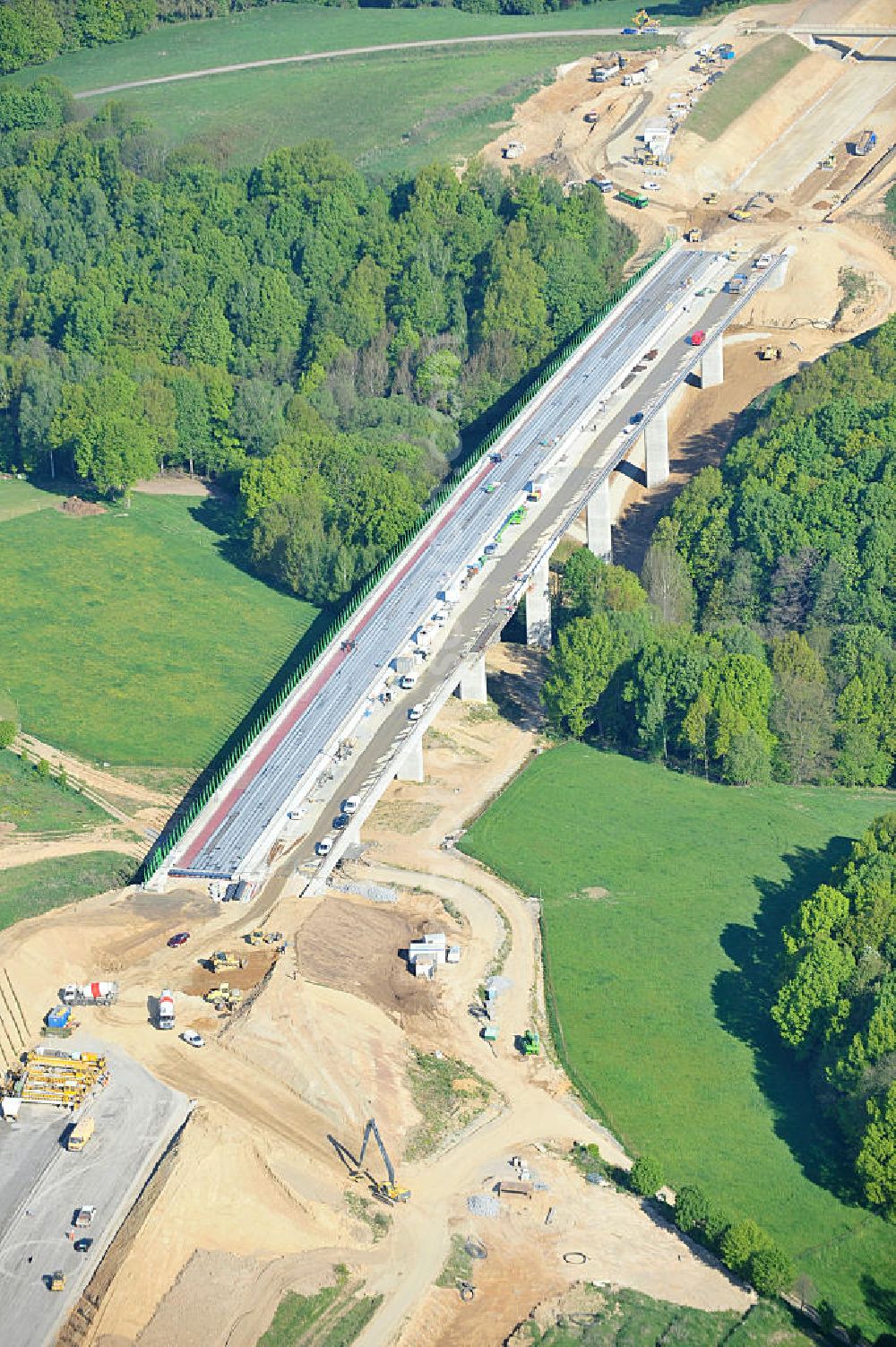 Tauscha from above - Blick auf die Baustellen zum Neubau der Bundesautobahn BAB A 72. Verschiedene Brückenbauwerke und Viadukte kennzeichnen den von Höhenunterschieden und Querungen der Bundesstraße B 95 und B 175 geprägten Verlauf des Baufeldes. Die heute Bundesautobahn 72 (Abkürzung: BAB 72) – Kurzform: Autobahn 72 (Abkürzung: A 72) – genannte Strecke sollte ursprünglich das Dreieck Bayerisches Vogtland (A 9) mit der heutigen A 4 verbinden, wurde aber Anfang der 1940er Jahre nicht vollständig fertiggestellt. Das Vorhaben ist ein Projekt der DEGES Deutsche Einheit Fernstraßenplanungs- und -bau GmbH. Construction sites for new construction of the motorway BAB A72 at Penig in Saxony.