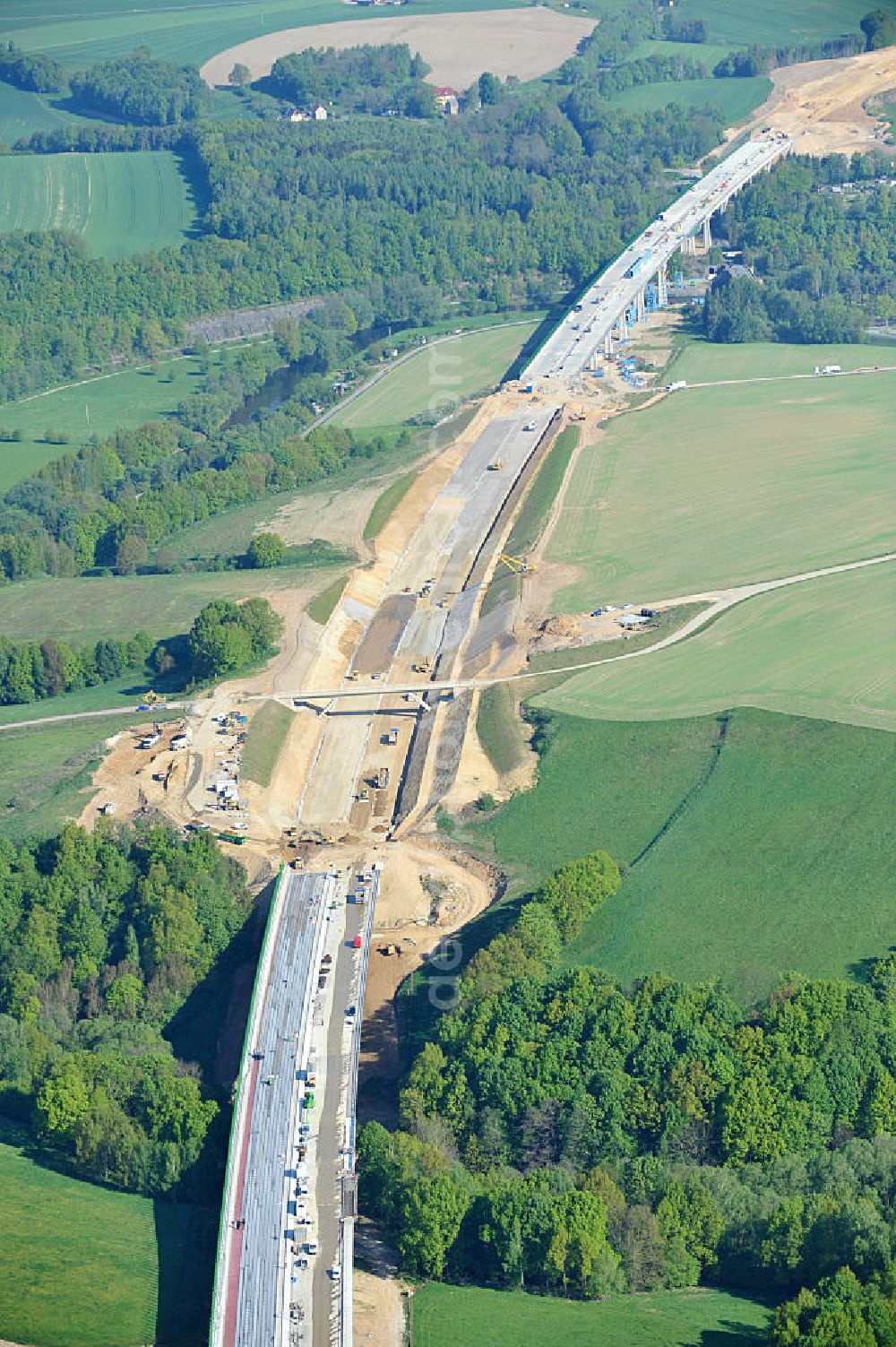 Tauscha from the bird's eye view: Blick auf die Baustellen zum Neubau der Bundesautobahn BAB A 72. Verschiedene Brückenbauwerke und Viadukte kennzeichnen den von Höhenunterschieden und Querungen der Bundesstraße B 95 und B 175 geprägten Verlauf des Baufeldes. Die heute Bundesautobahn 72 (Abkürzung: BAB 72) – Kurzform: Autobahn 72 (Abkürzung: A 72) – genannte Strecke sollte ursprünglich das Dreieck Bayerisches Vogtland (A 9) mit der heutigen A 4 verbinden, wurde aber Anfang der 1940er Jahre nicht vollständig fertiggestellt. Das Vorhaben ist ein Projekt der DEGES Deutsche Einheit Fernstraßenplanungs- und -bau GmbH. Construction sites for new construction of the motorway BAB A72 at Penig in Saxony.