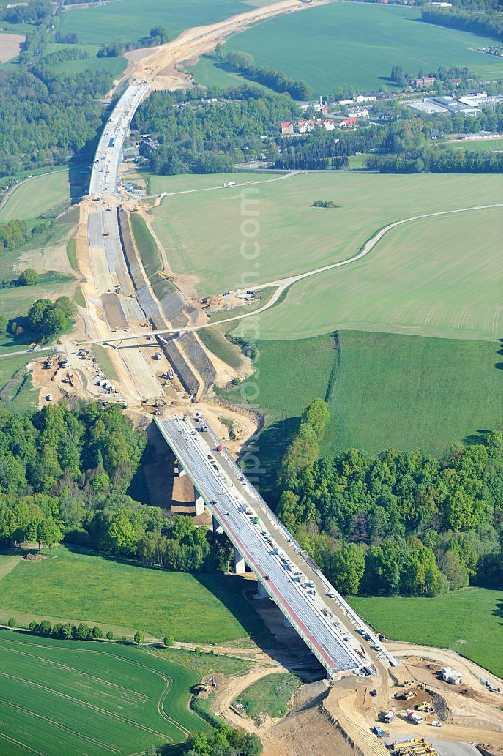 Aerial image Tauscha - Blick auf die Baustellen zum Neubau der Bundesautobahn BAB A 72. Verschiedene Brückenbauwerke und Viadukte kennzeichnen den von Höhenunterschieden und Querungen der Bundesstraße B 95 und B 175 geprägten Verlauf des Baufeldes. Die heute Bundesautobahn 72 (Abkürzung: BAB 72) – Kurzform: Autobahn 72 (Abkürzung: A 72) – genannte Strecke sollte ursprünglich das Dreieck Bayerisches Vogtland (A 9) mit der heutigen A 4 verbinden, wurde aber Anfang der 1940er Jahre nicht vollständig fertiggestellt. Das Vorhaben ist ein Projekt der DEGES Deutsche Einheit Fernstraßenplanungs- und -bau GmbH. Construction sites for new construction of the motorway BAB A72 at Penig in Saxony.