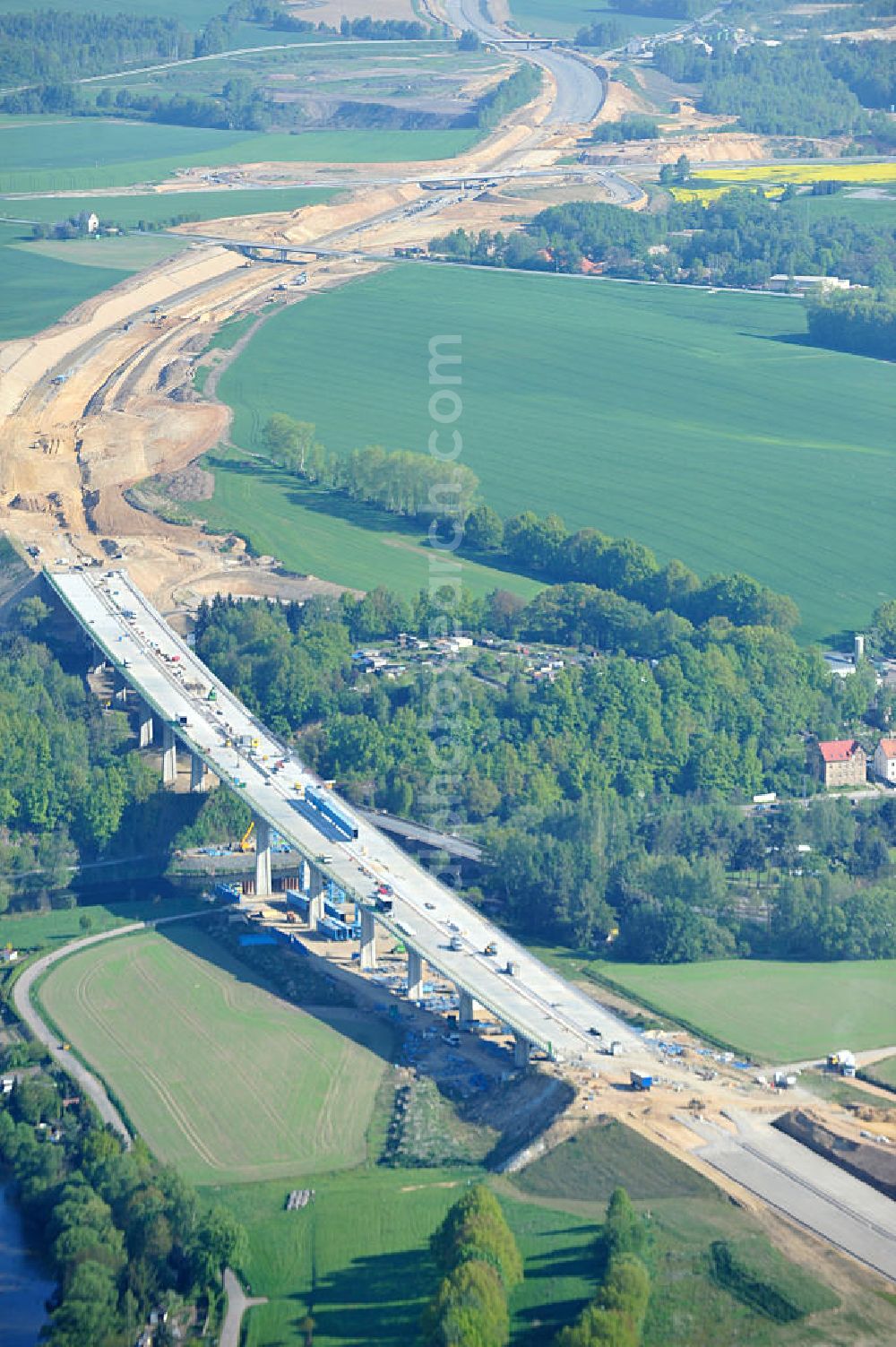 Tauscha from above - Blick auf die Baustellen zum Neubau der Bundesautobahn BAB A 72. Verschiedene Brückenbauwerke und Viadukte kennzeichnen den von Höhenunterschieden und Querungen der Bundesstraße B 95 und B 175 geprägten Verlauf des Baufeldes. Die heute Bundesautobahn 72 (Abkürzung: BAB 72) – Kurzform: Autobahn 72 (Abkürzung: A 72) – genannte Strecke sollte ursprünglich das Dreieck Bayerisches Vogtland (A 9) mit der heutigen A 4 verbinden, wurde aber Anfang der 1940er Jahre nicht vollständig fertiggestellt. Das Vorhaben ist ein Projekt der DEGES Deutsche Einheit Fernstraßenplanungs- und -bau GmbH. Construction sites for new construction of the motorway BAB A72 at Penig in Saxony.