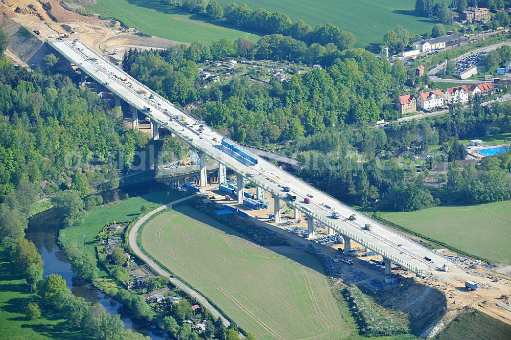 Aerial image Tauscha - Blick auf die Baustellen zum Neubau der Bundesautobahn BAB A 72. Verschiedene Brückenbauwerke und Viadukte kennzeichnen den von Höhenunterschieden und Querungen der Bundesstraße B 95 und B 175 geprägten Verlauf des Baufeldes. Die heute Bundesautobahn 72 (Abkürzung: BAB 72) – Kurzform: Autobahn 72 (Abkürzung: A 72) – genannte Strecke sollte ursprünglich das Dreieck Bayerisches Vogtland (A 9) mit der heutigen A 4 verbinden, wurde aber Anfang der 1940er Jahre nicht vollständig fertiggestellt. Das Vorhaben ist ein Projekt der DEGES Deutsche Einheit Fernstraßenplanungs- und -bau GmbH. Construction sites for new construction of the motorway BAB A72 at Penig in Saxony.