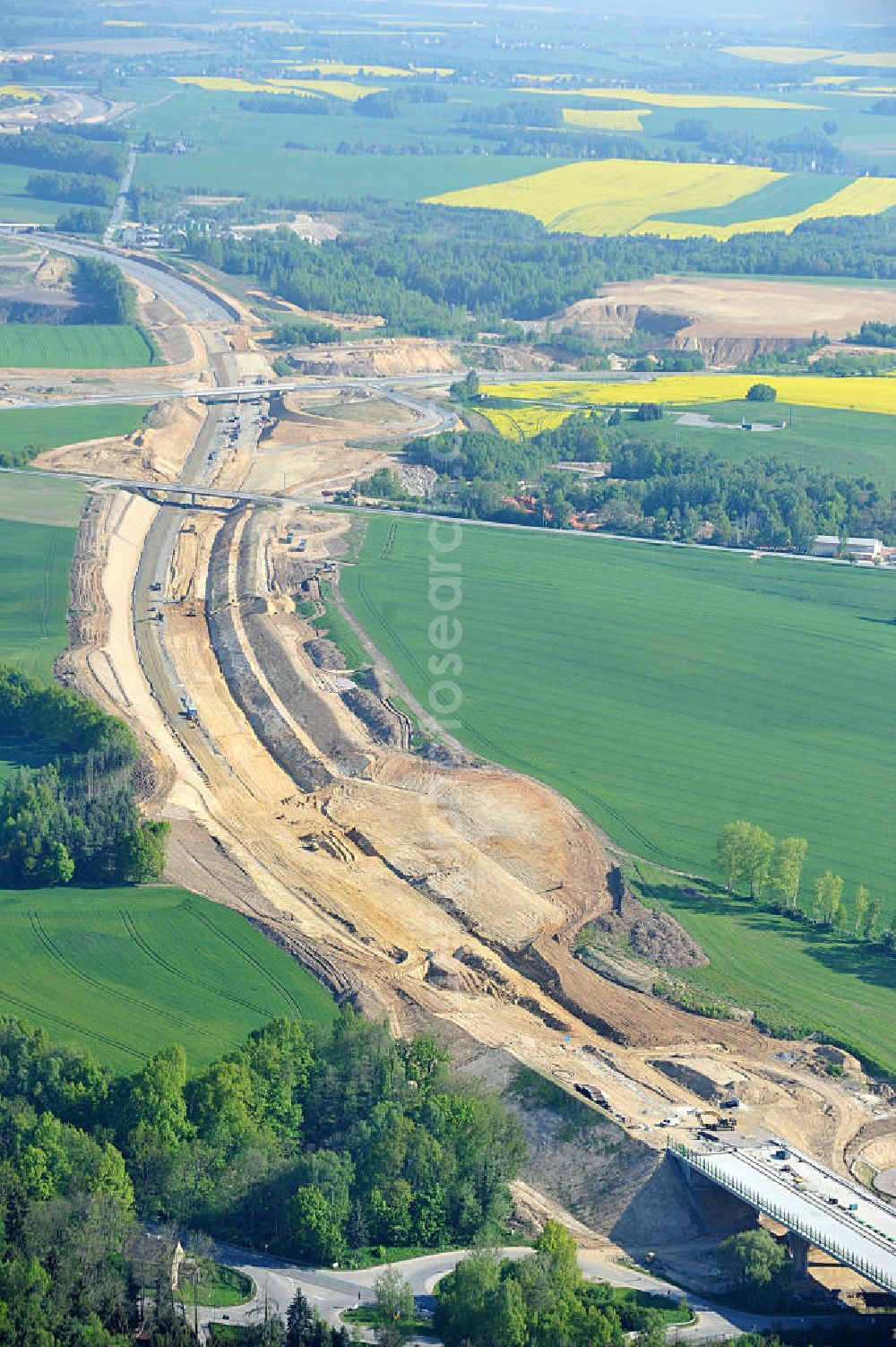 Tauscha from above - Blick auf die Baustellen zum Neubau der Bundesautobahn BAB A 72. Verschiedene Brückenbauwerke und Viadukte kennzeichnen den von Höhenunterschieden und Querungen der Bundesstraße B 95 und B 175 geprägten Verlauf des Baufeldes. Die heute Bundesautobahn 72 (Abkürzung: BAB 72) – Kurzform: Autobahn 72 (Abkürzung: A 72) – genannte Strecke sollte ursprünglich das Dreieck Bayerisches Vogtland (A 9) mit der heutigen A 4 verbinden, wurde aber Anfang der 1940er Jahre nicht vollständig fertiggestellt. Das Vorhaben ist ein Projekt der DEGES Deutsche Einheit Fernstraßenplanungs- und -bau GmbH. Construction sites for new construction of the motorway BAB A72 at Penig in Saxony.