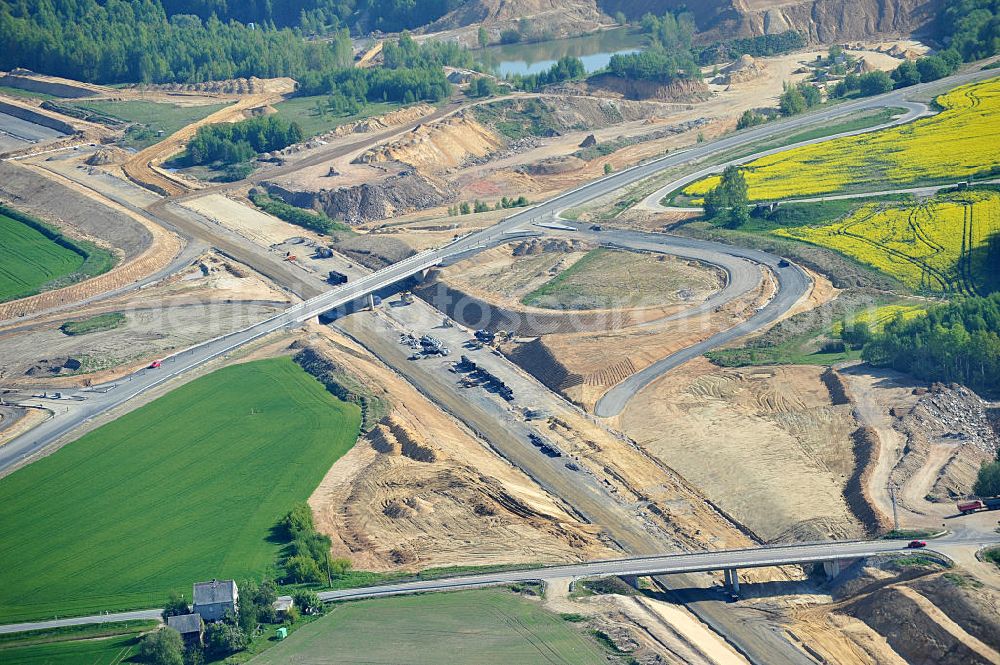 Tauscha from the bird's eye view: Blick auf die Baustellen zum Neubau der Bundesautobahn BAB A 72. Verschiedene Brückenbauwerke und Viadukte kennzeichnen den von Höhenunterschieden und Querungen der Bundesstraße B 95 und B 175 geprägten Verlauf des Baufeldes. Die heute Bundesautobahn 72 (Abkürzung: BAB 72) – Kurzform: Autobahn 72 (Abkürzung: A 72) – genannte Strecke sollte ursprünglich das Dreieck Bayerisches Vogtland (A 9) mit der heutigen A 4 verbinden, wurde aber Anfang der 1940er Jahre nicht vollständig fertiggestellt. Das Vorhaben ist ein Projekt der DEGES Deutsche Einheit Fernstraßenplanungs- und -bau GmbH. Construction sites for new construction of the motorway BAB A72 at Penig in Saxony.