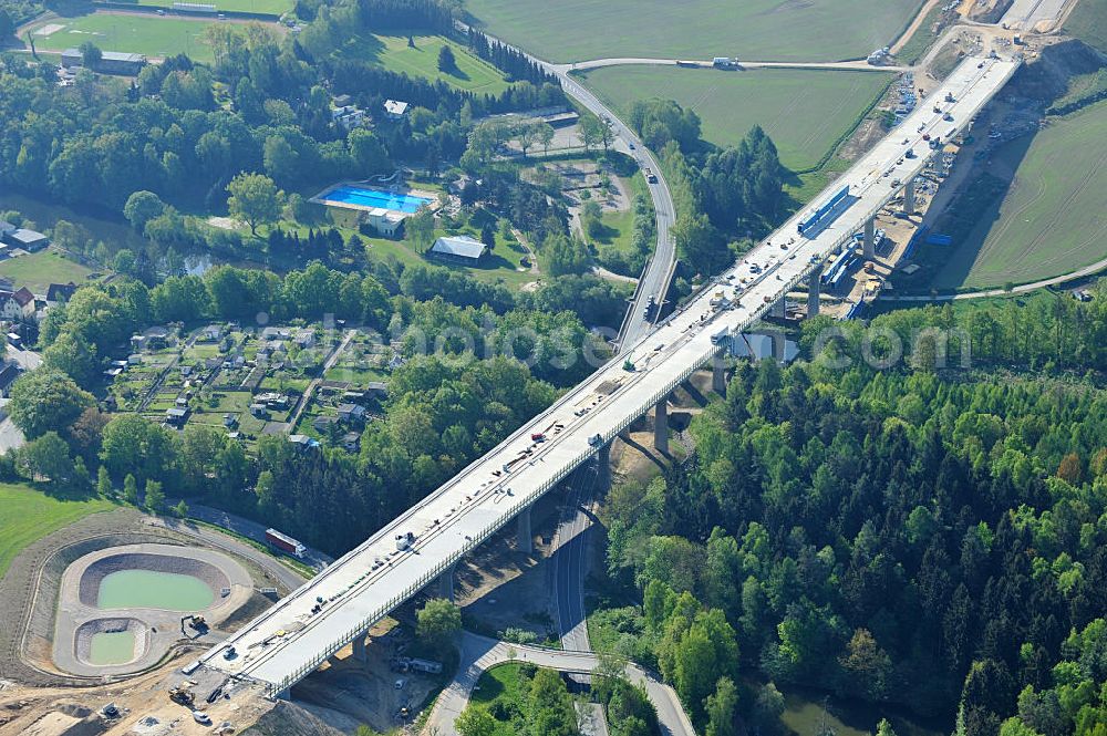 Aerial image Tauscha - Blick auf die Baustellen zum Neubau der Bundesautobahn BAB A 72. Verschiedene Brückenbauwerke und Viadukte kennzeichnen den von Höhenunterschieden und Querungen der Bundesstraße B 95 und B 175 geprägten Verlauf des Baufeldes. Die heute Bundesautobahn 72 (Abkürzung: BAB 72) – Kurzform: Autobahn 72 (Abkürzung: A 72) – genannte Strecke sollte ursprünglich das Dreieck Bayerisches Vogtland (A 9) mit der heutigen A 4 verbinden, wurde aber Anfang der 1940er Jahre nicht vollständig fertiggestellt. Das Vorhaben ist ein Projekt der DEGES Deutsche Einheit Fernstraßenplanungs- und -bau GmbH. Construction sites for new construction of the motorway BAB A72 at Penig in Saxony.