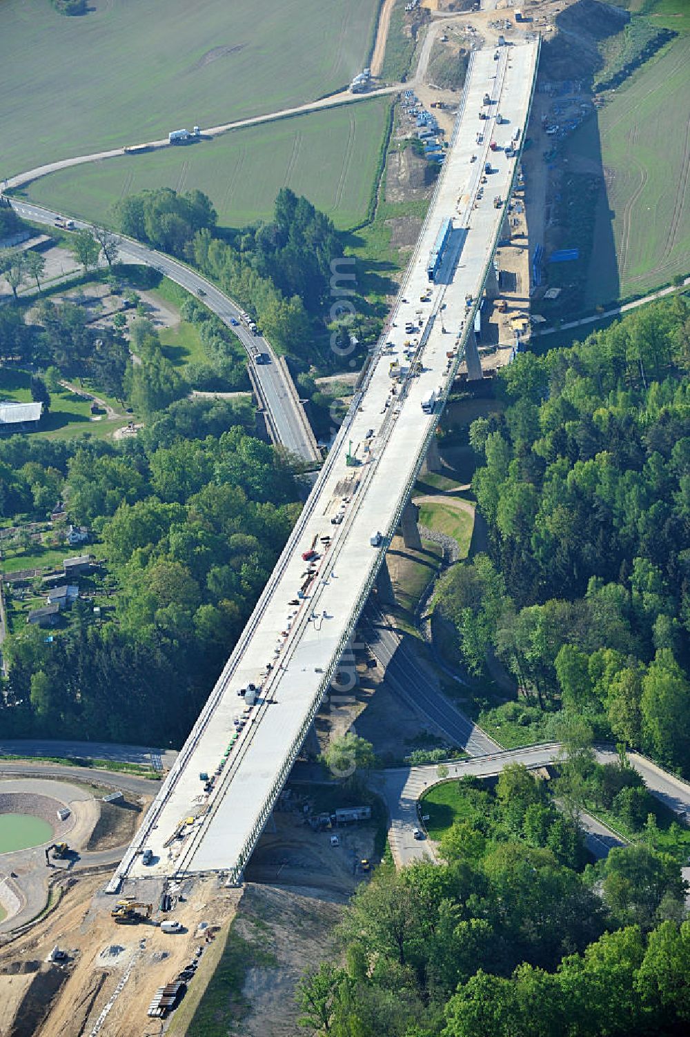 Aerial photograph Tauscha - Blick auf die Baustellen zum Neubau der Bundesautobahn BAB A 72. Verschiedene Brückenbauwerke und Viadukte kennzeichnen den von Höhenunterschieden und Querungen der Bundesstraße B 95 und B 175 geprägten Verlauf des Baufeldes. Die heute Bundesautobahn 72 (Abkürzung: BAB 72) – Kurzform: Autobahn 72 (Abkürzung: A 72) – genannte Strecke sollte ursprünglich das Dreieck Bayerisches Vogtland (A 9) mit der heutigen A 4 verbinden, wurde aber Anfang der 1940er Jahre nicht vollständig fertiggestellt. Das Vorhaben ist ein Projekt der DEGES Deutsche Einheit Fernstraßenplanungs- und -bau GmbH. Construction sites for new construction of the motorway BAB A72 at Penig in Saxony.