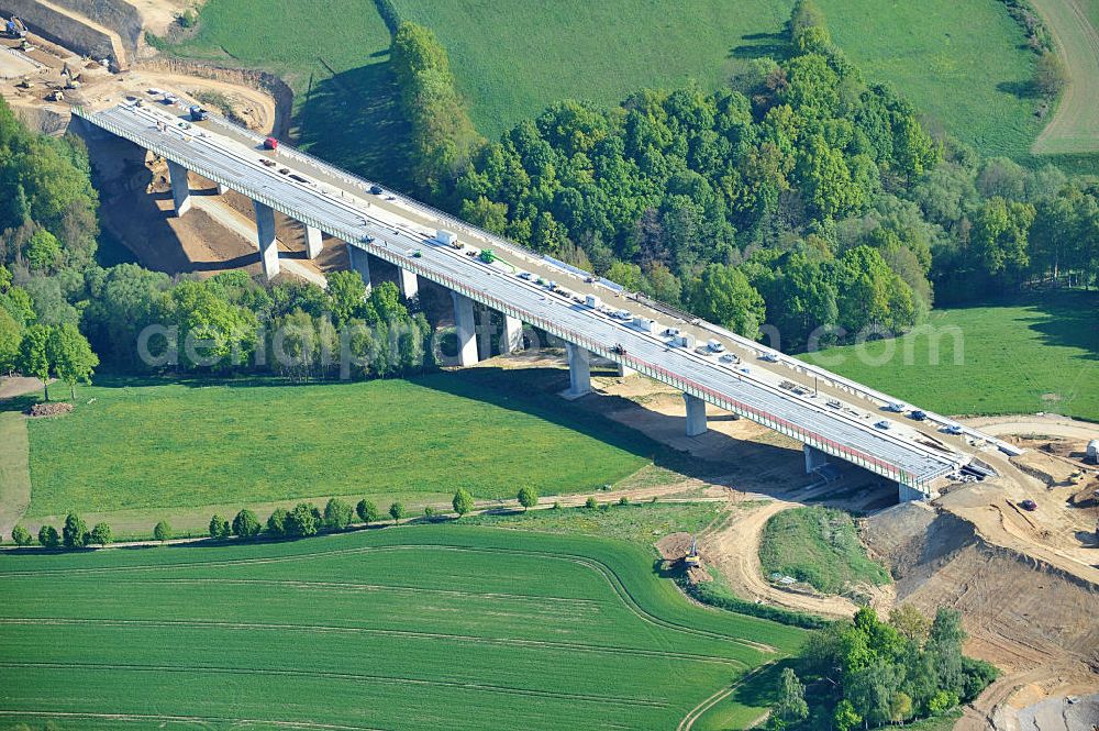 Aerial photograph Tauscha - Blick auf die Baustellen zum Neubau der Bundesautobahn BAB A 72. Verschiedene Brückenbauwerke und Viadukte kennzeichnen den von Höhenunterschieden und Querungen der Bundesstraße B 95 und B 175 geprägten Verlauf des Baufeldes. Die heute Bundesautobahn 72 (Abkürzung: BAB 72) – Kurzform: Autobahn 72 (Abkürzung: A 72) – genannte Strecke sollte ursprünglich das Dreieck Bayerisches Vogtland (A 9) mit der heutigen A 4 verbinden, wurde aber Anfang der 1940er Jahre nicht vollständig fertiggestellt. Das Vorhaben ist ein Projekt der DEGES Deutsche Einheit Fernstraßenplanungs- und -bau GmbH. Construction sites for new construction of the motorway BAB A72 at Penig in Saxony.