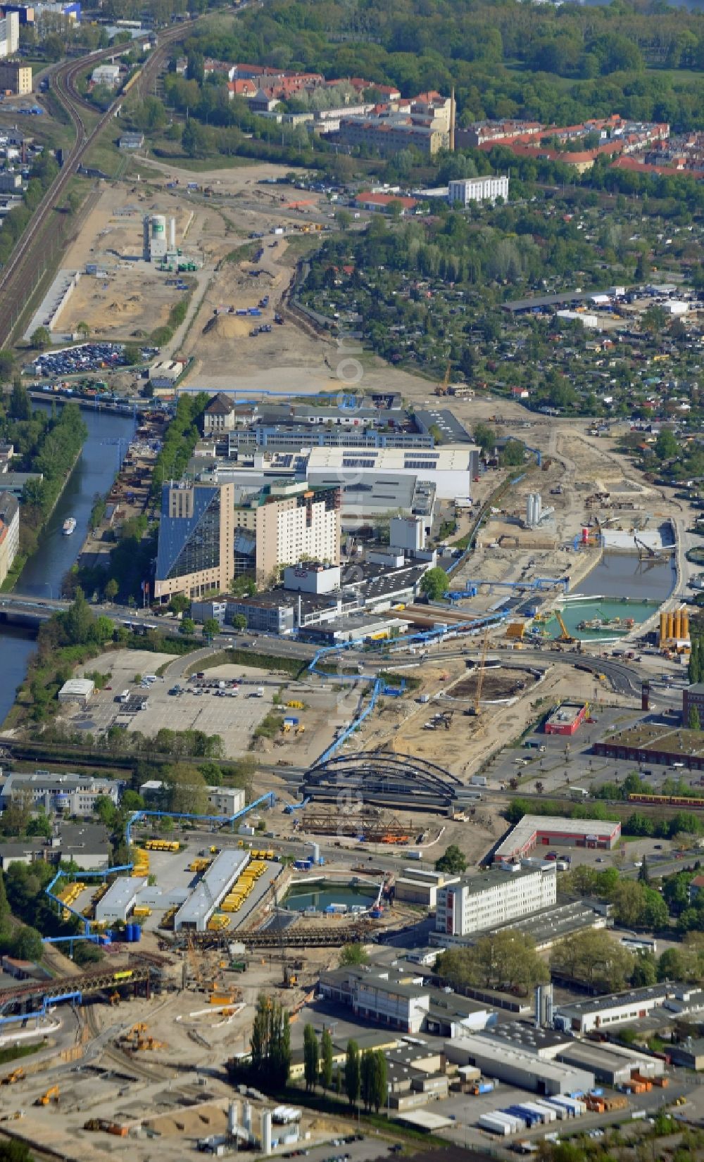 Aerial image Berlin - Civil engineering construction sites for construction of the extension of the urban motorway - Autobahn Autobahn A100 in Berlin Neukoelln