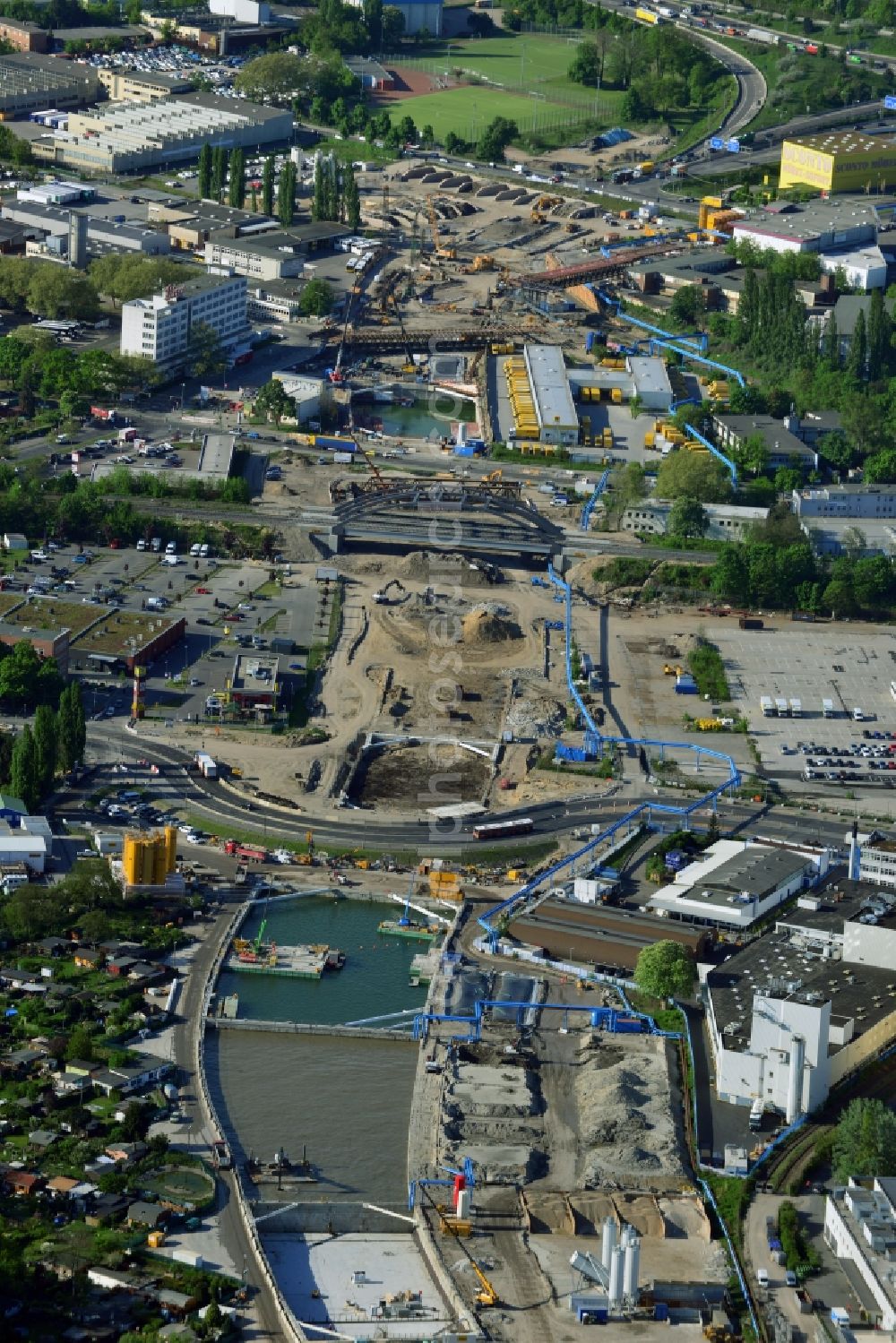 Berlin from above - Civil engineering construction sites for construction of the extension of the urban motorway - Autobahn Autobahn A100 in Berlin Neukoelln. The construction company Ed. Zueblin AG, a subsidiary of construction group STRABAG SE, has received from the Berlin Senate Administration for Urban Development and Environment a contract to build