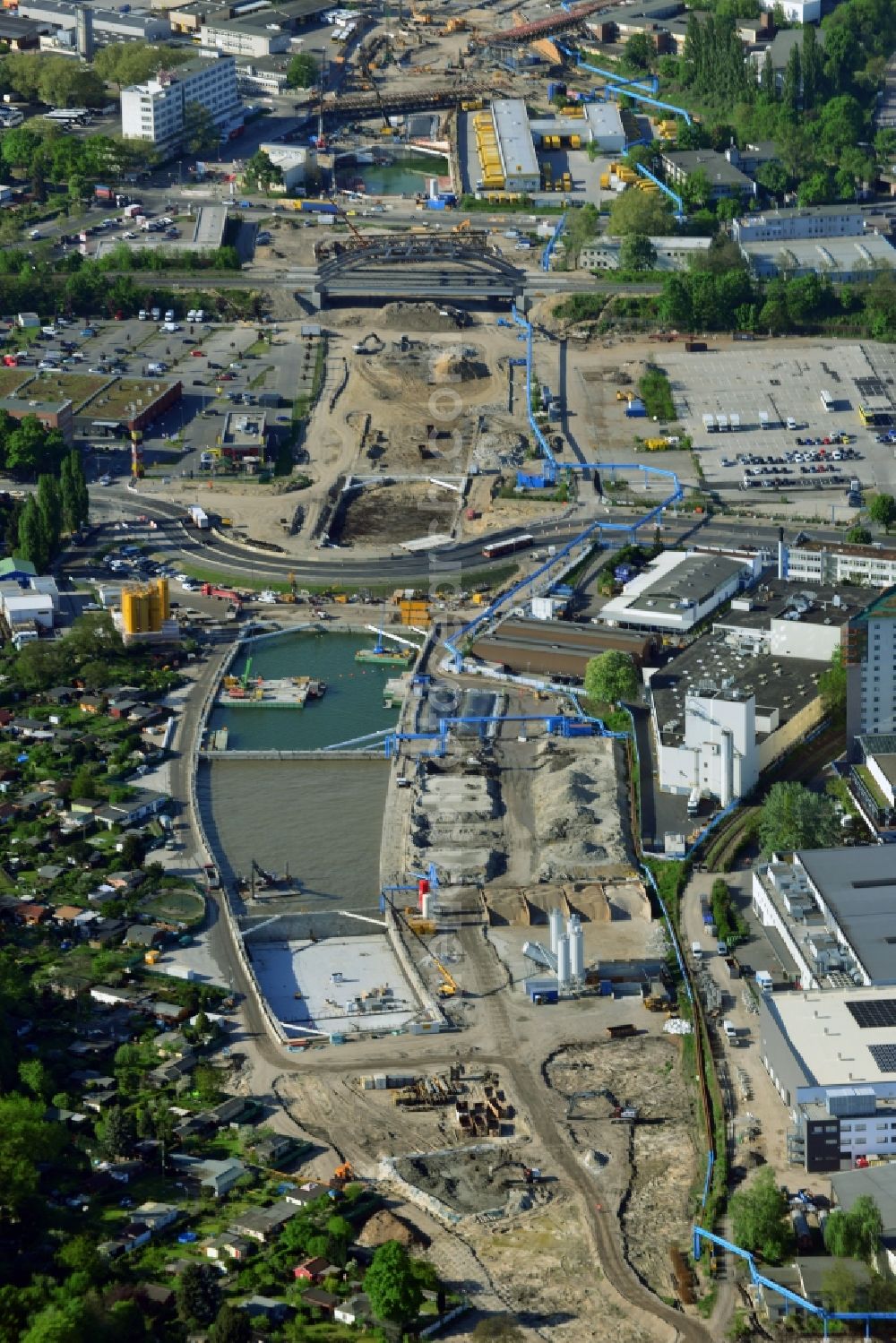 Berlin from the bird's eye view: Civil engineering construction sites for construction of the extension of the urban motorway - Autobahn Autobahn A100 in Berlin Neukoelln. The construction company Ed. Zueblin AG, a subsidiary of construction group STRABAG SE, has received from the Berlin Senate Administration for Urban Development and Environment a contract to build