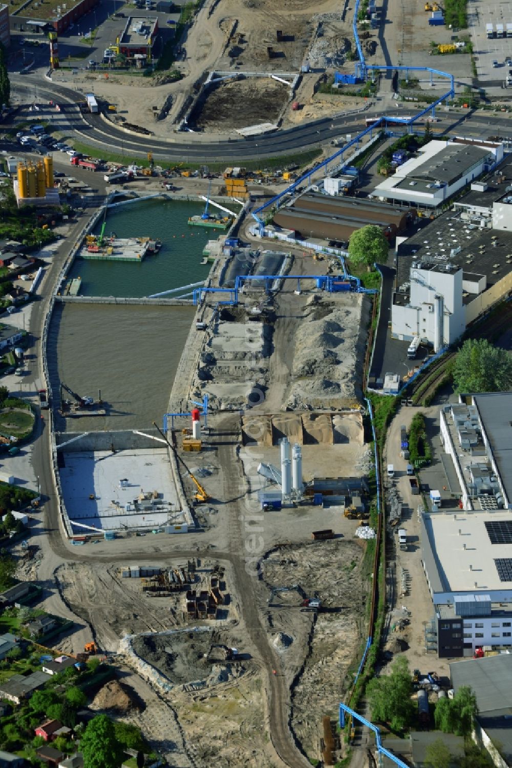 Berlin from above - Civil engineering construction sites for construction of the extension of the urban motorway - Autobahn Autobahn A100 in Berlin Neukoelln. The construction company Ed. Zueblin AG, a subsidiary of construction group STRABAG SE, has received from the Berlin Senate Administration for Urban Development and Environment a contract to build