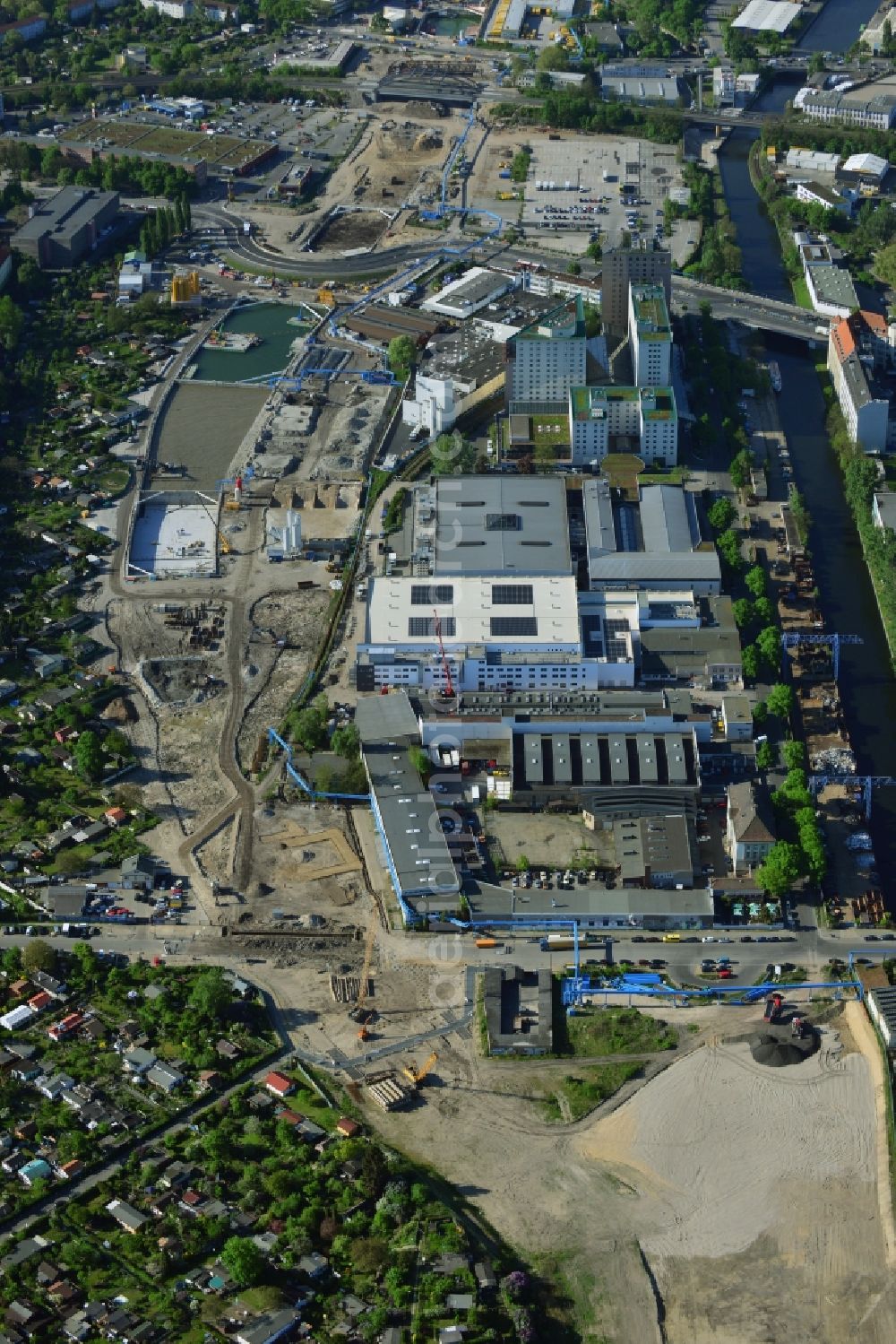 Berlin from the bird's eye view: Civil engineering construction sites for construction of the extension of the urban motorway - Autobahn Autobahn A100 in Berlin Neukoelln. The construction company Ed. Zueblin AG, a subsidiary of construction group STRABAG SE, has received from the Berlin Senate Administration for Urban Development and Environment a contract to build