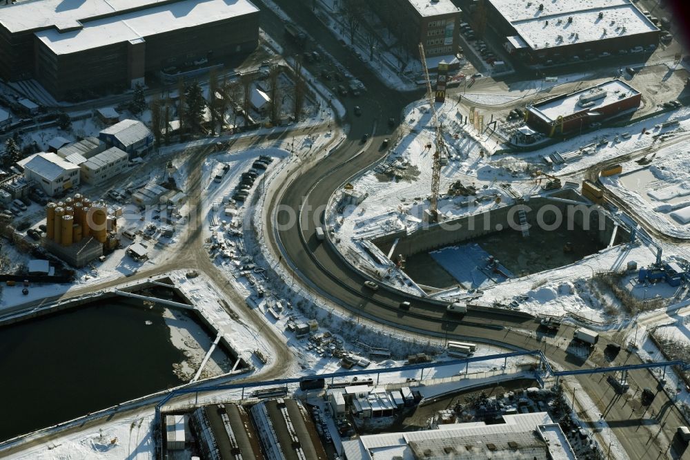 Berlin from above - Wintry snowy terrain of civil engineering construction sites for construction of the extension urban motorway - Autobahn Autobahn A100 in Berlin Neukoelln