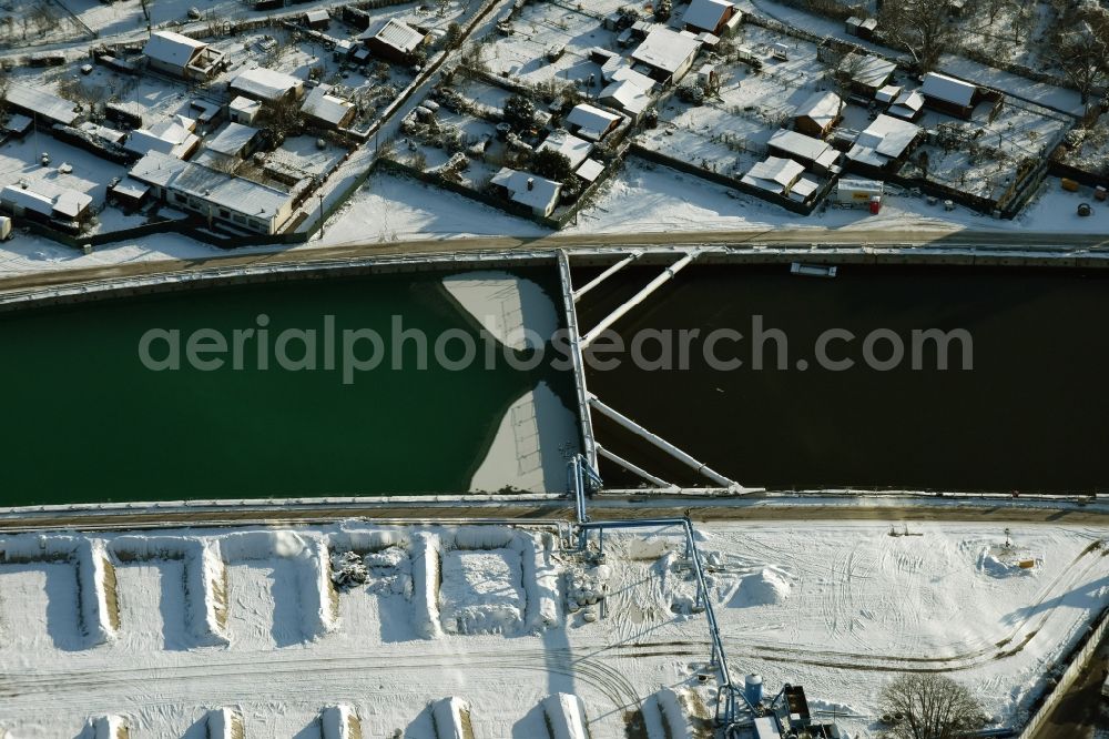 Aerial image Berlin - Wintry snowy terrain of civil engineering construction sites for construction of the extension urban motorway - Autobahn Autobahn A100 in Berlin Neukoelln