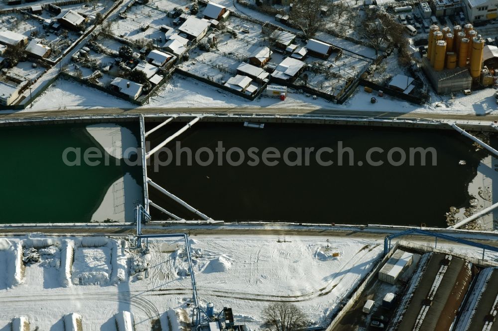 Aerial photograph Berlin - Wintry snowy terrain of civil engineering construction sites for construction of the extension urban motorway - Autobahn Autobahn A100 in Berlin Neukoelln