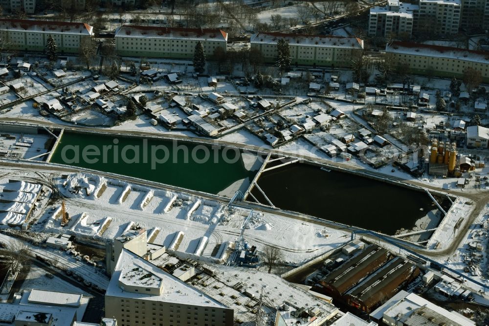 Aerial image Berlin - Wintry snowy terrain of civil engineering construction sites for construction of the extension urban motorway - Autobahn Autobahn A100 in Berlin Neukoelln