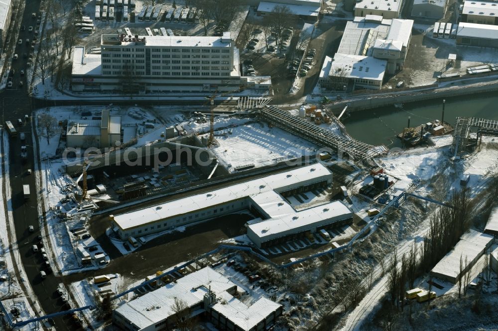 Berlin from above - Wintry snowy terrain of civil engineering construction sites for construction of the extension urban motorway - Autobahn Autobahn A100 in Berlin Neukoelln