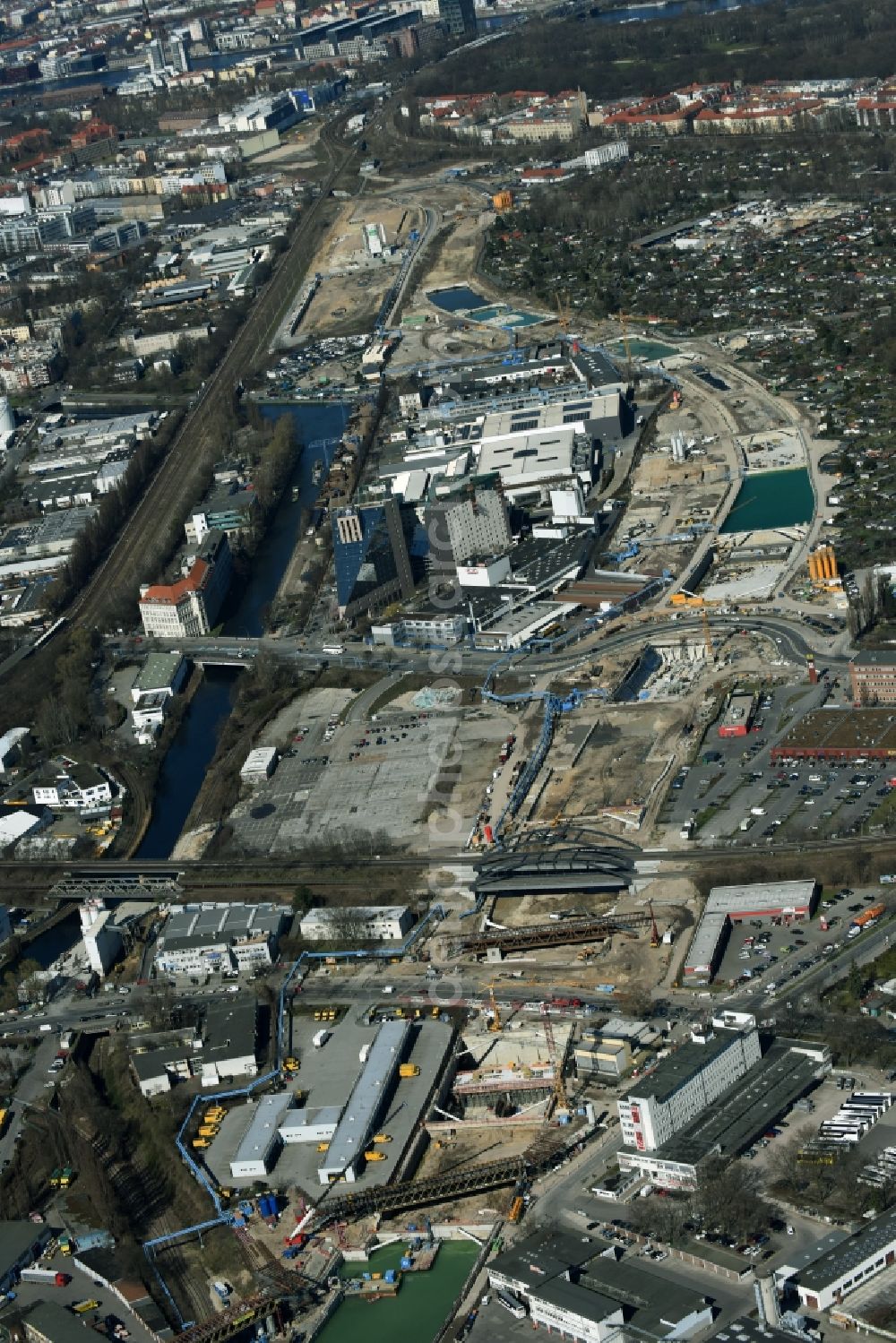 Berlin from the bird's eye view: Civil engineering construction sites for construction of the extension of the urban motorway - Autobahn Autobahn A100 in Berlin Neukoelln