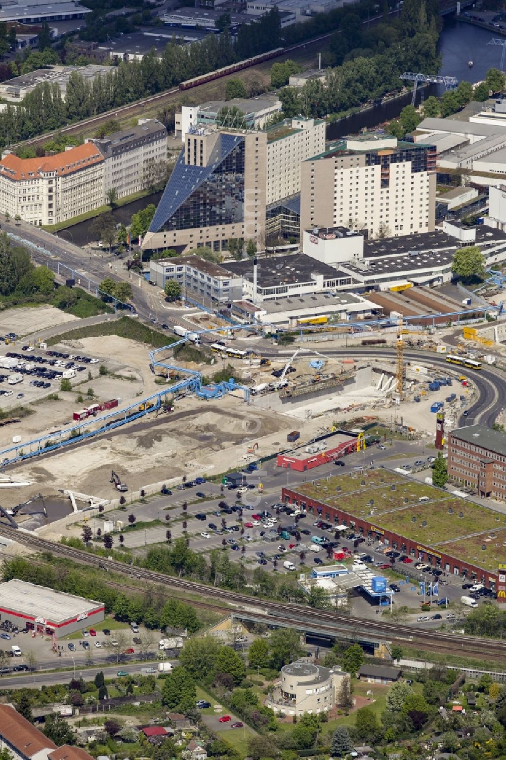 Aerial image Berlin - Civil engineering construction sites for construction of the extension of the urban motorway - Autobahn Autobahn A100 in Berlin Neukoelln