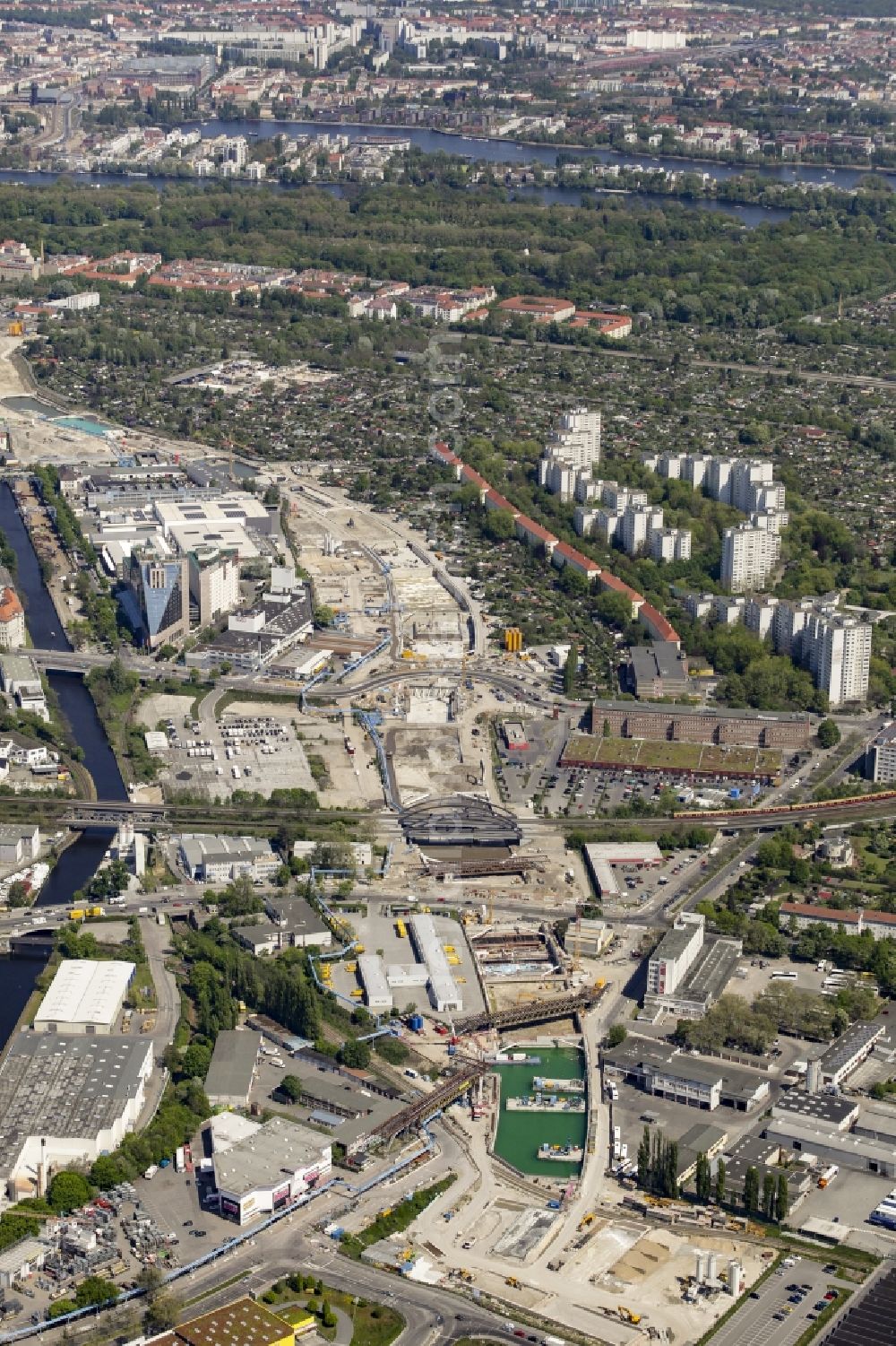 Aerial image Berlin - Civil engineering construction sites for construction of the extension of the urban motorway - Autobahn Autobahn A100 in Berlin Neukoelln