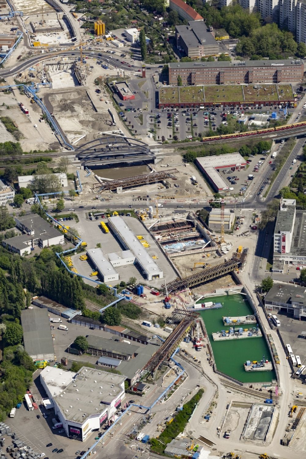 Berlin from the bird's eye view: Civil engineering construction sites for construction of the extension of the urban motorway - Autobahn Autobahn A100 in Berlin Neukoelln