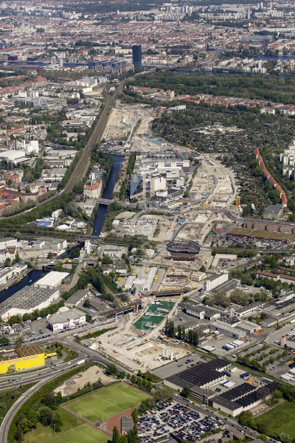 Berlin from above - Civil engineering construction sites for construction of the extension of the urban motorway - Autobahn Autobahn A100 in Berlin Neukoelln