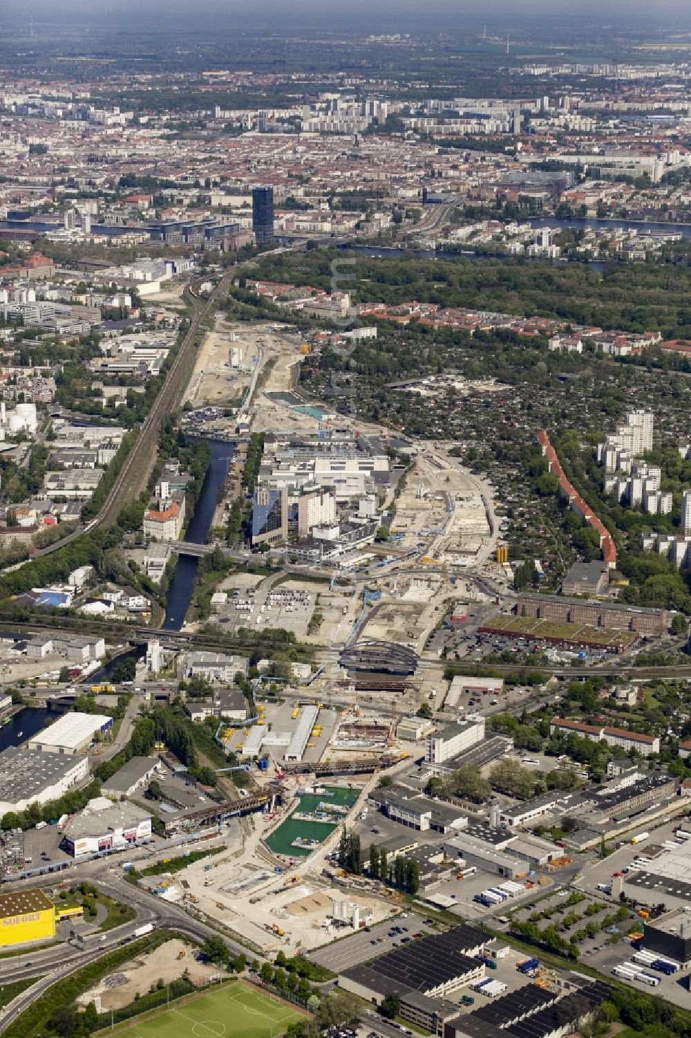 Berlin from the bird's eye view: Civil engineering construction sites for construction of the extension of the urban motorway - Autobahn Autobahn A100 in Berlin Neukoelln