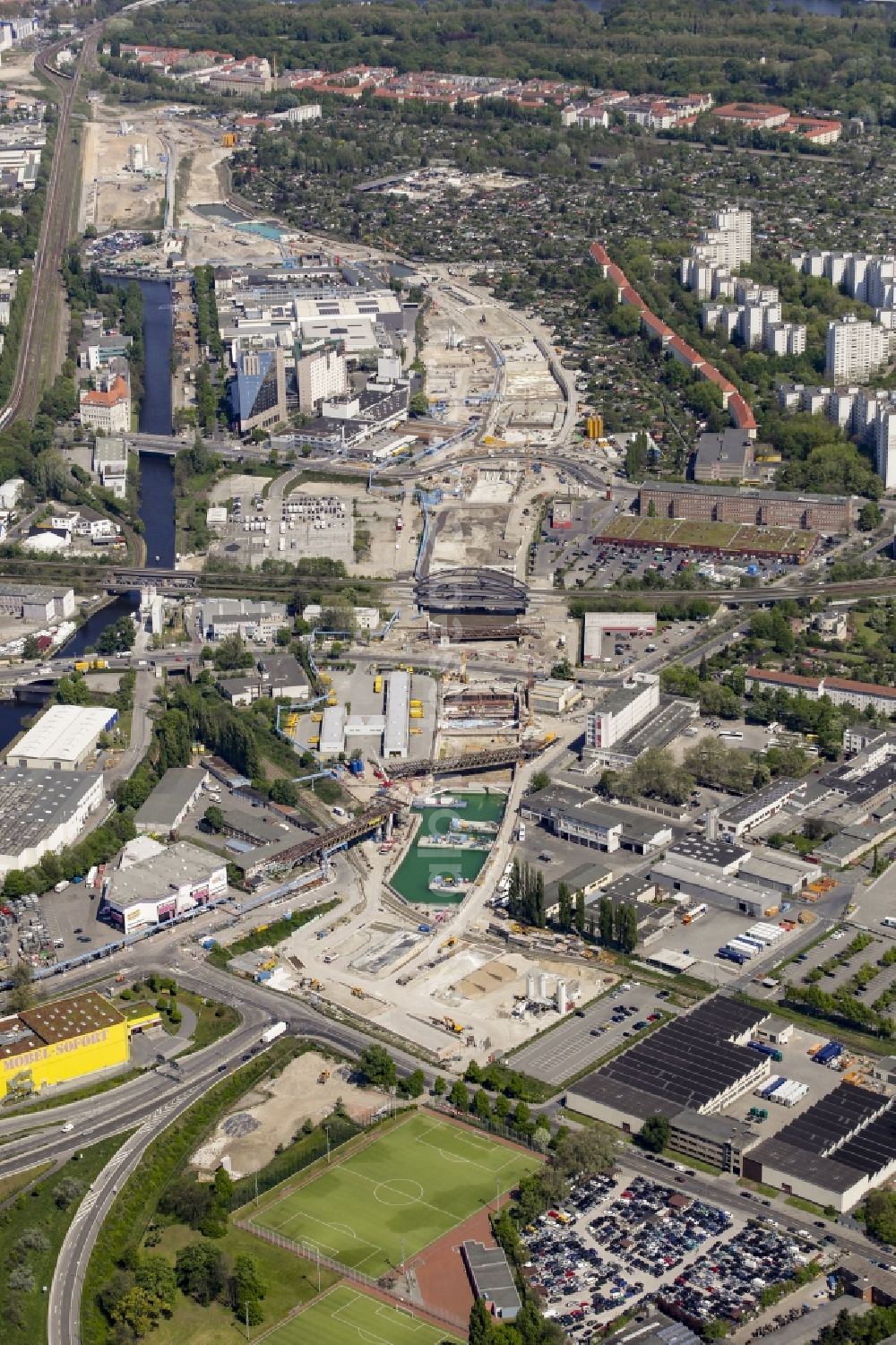 Berlin from above - Civil engineering construction sites for construction of the extension of the urban motorway - Autobahn Autobahn A100 in Berlin Neukoelln