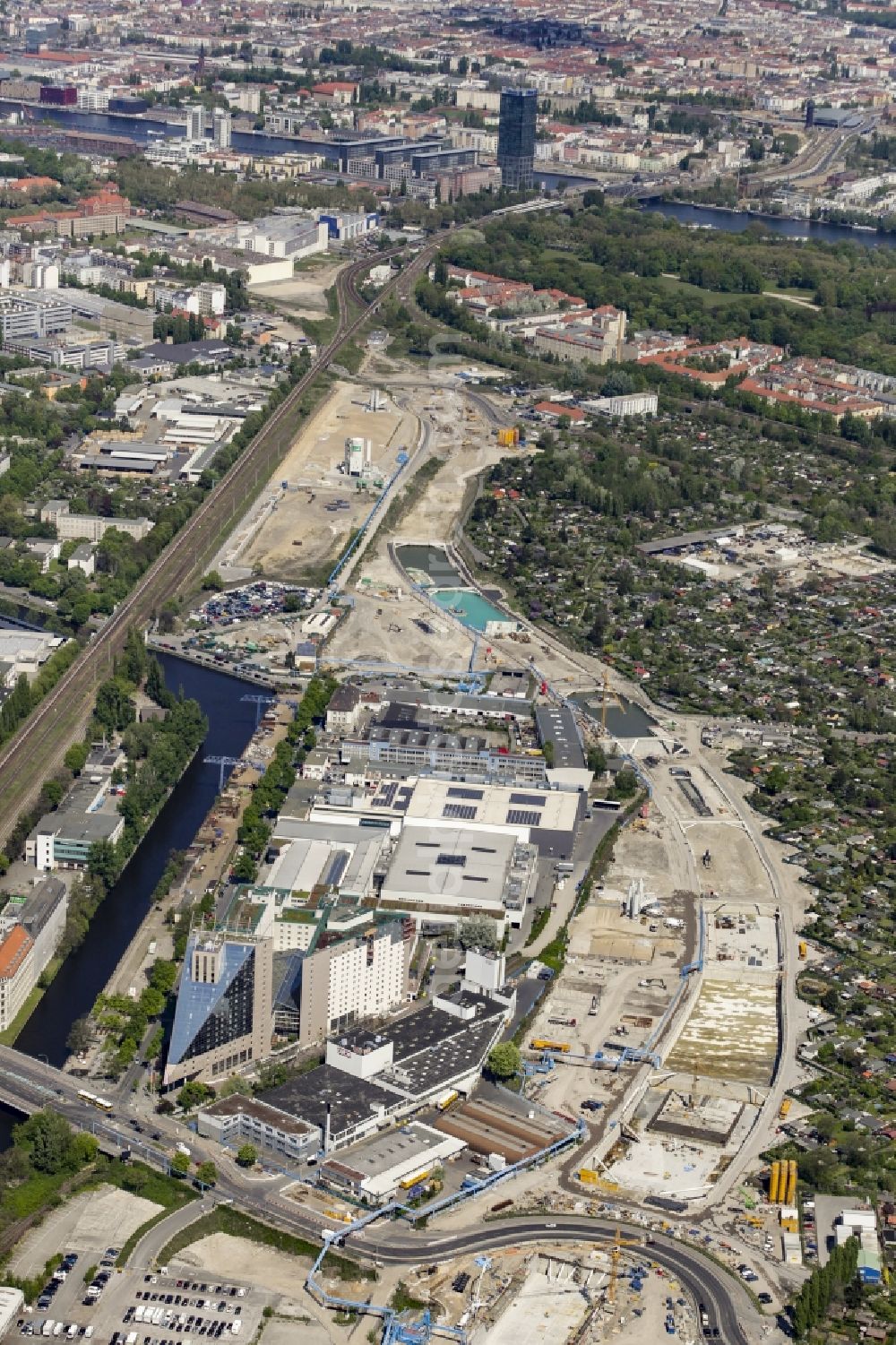 Aerial image Berlin - Civil engineering construction sites for construction of the extension of the urban motorway - Autobahn Autobahn A100 in Berlin Neukoelln