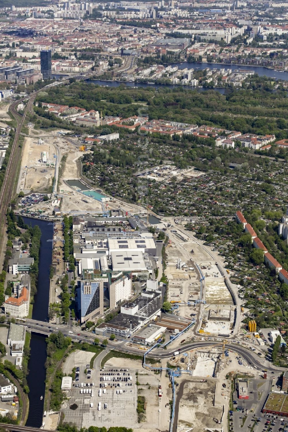 Berlin from above - Civil engineering construction sites for construction of the extension of the urban motorway - Autobahn Autobahn A100 in Berlin Neukoelln