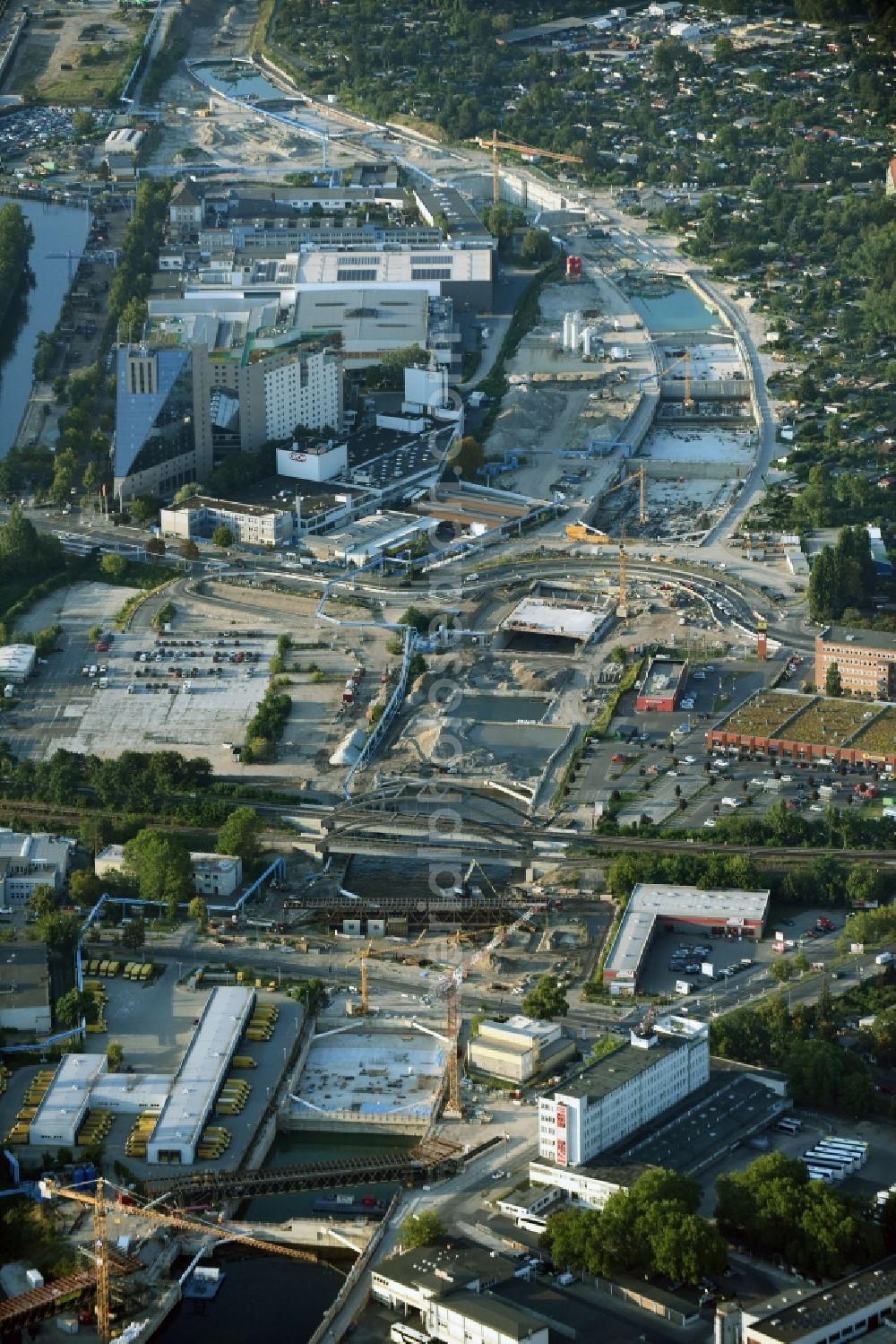 Berlin from the bird's eye view: Civil engineering construction sites for construction of the extension of the urban motorway - Autobahn Autobahn A100 in Berlin Neukoelln