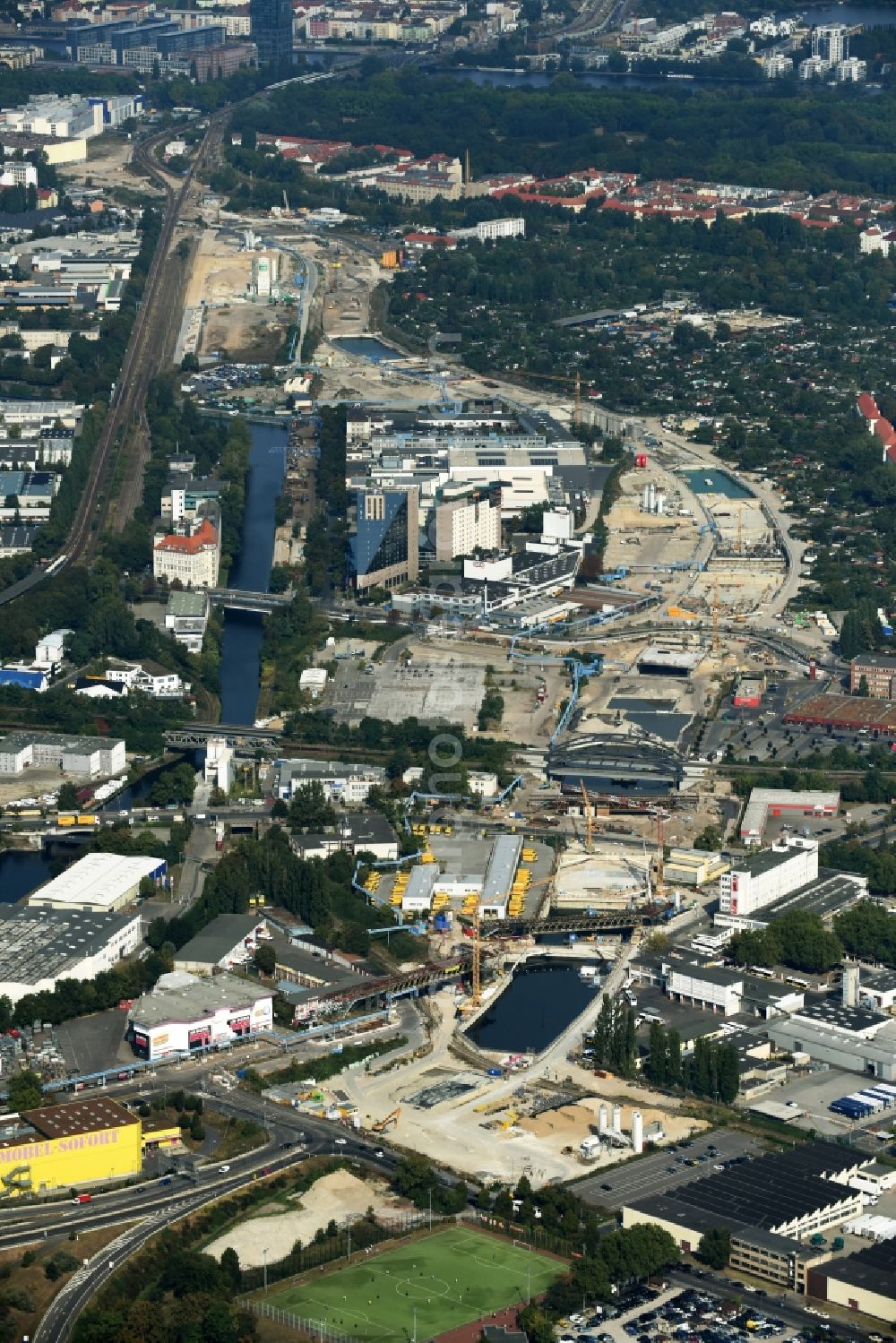 Aerial photograph Berlin - Civil engineering construction sites for construction of the extension of the urban motorway - Autobahn Autobahn A100 in Berlin Neukoelln