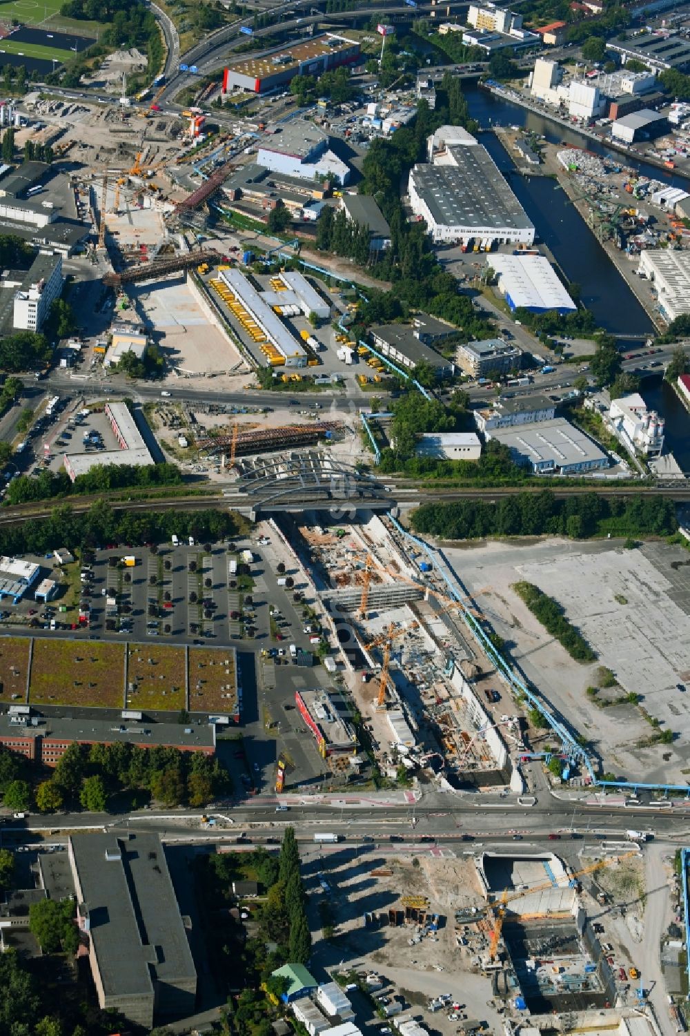 Berlin from the bird's eye view: Civil engineering construction sites for construction of the extension of the urban motorway - Autobahn Autobahn A100 in Berlin Neukoelln